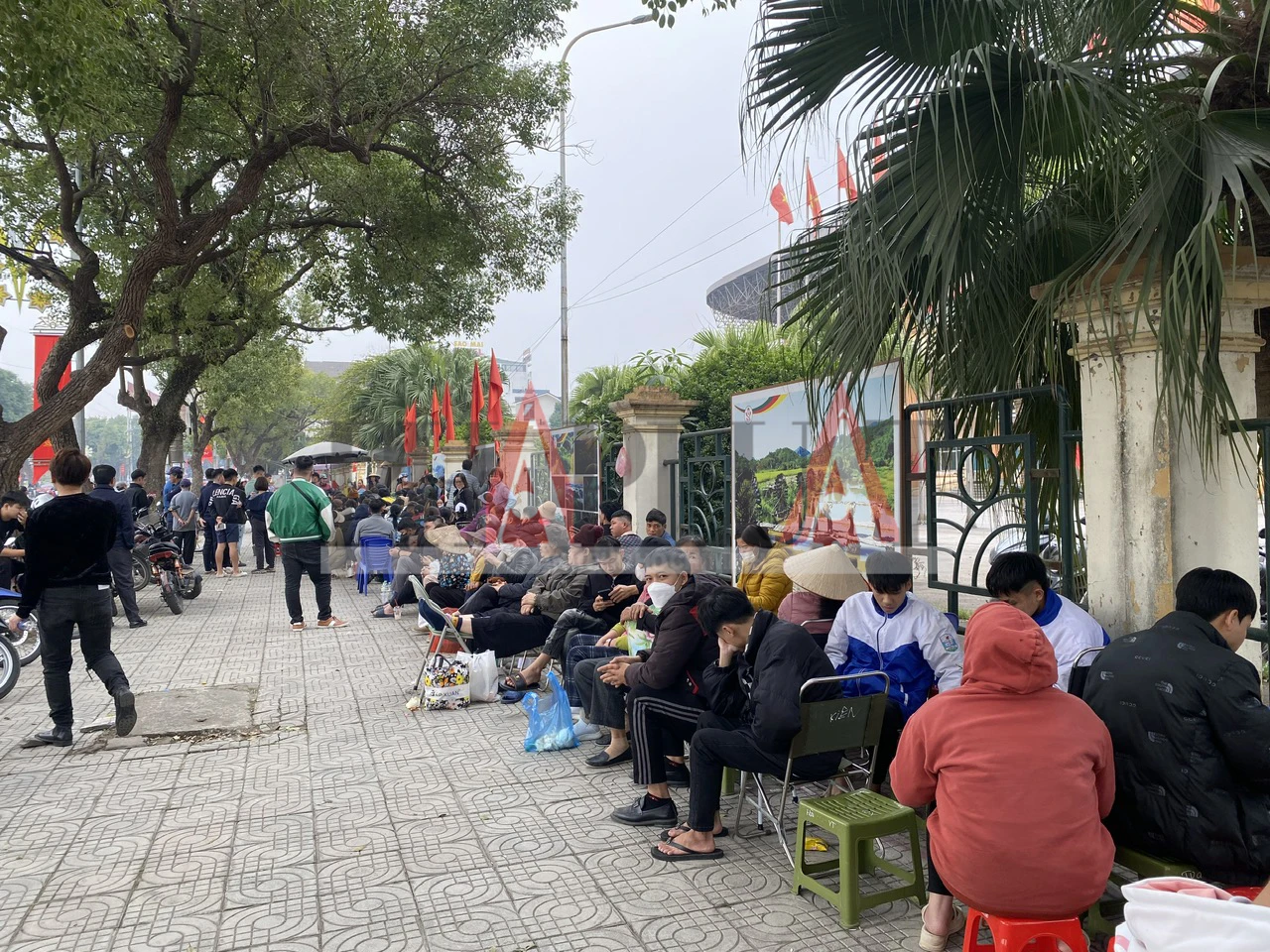 Cả trăm người chen chúc chờ mua vé xem trận Việt Nam - Singapore 11.jpg