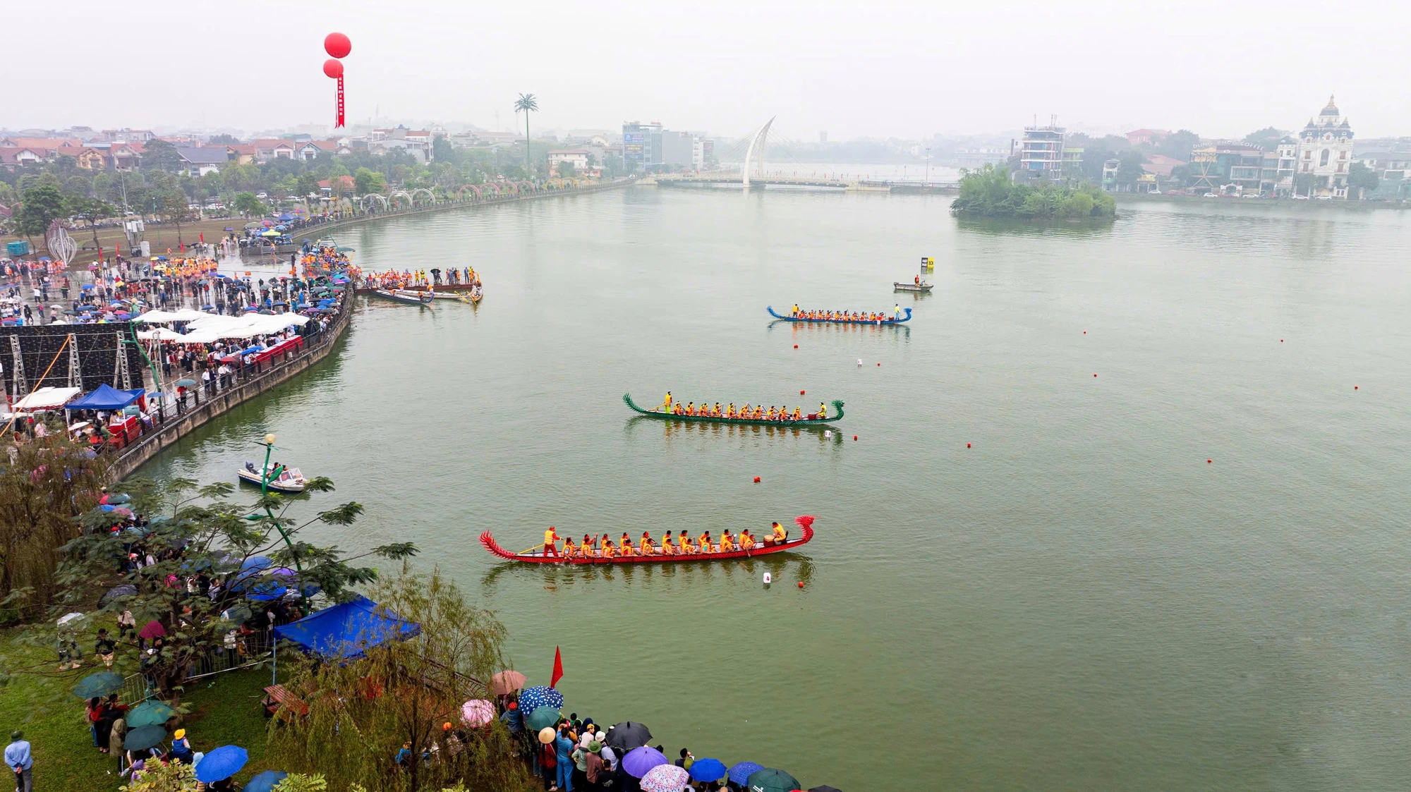 Ngàn người xem bơi chải tại lễ hội Đền Hùng.jpg