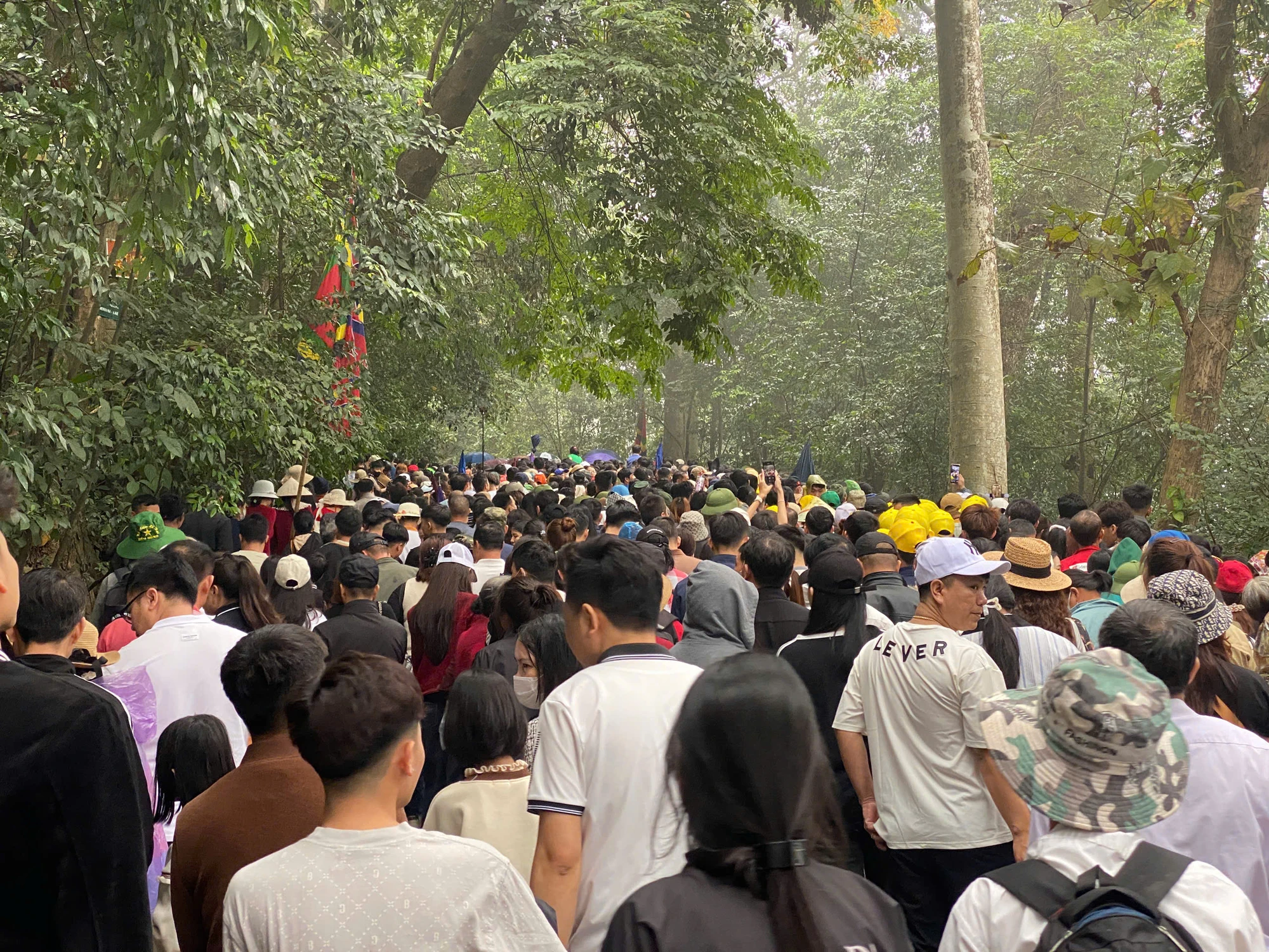 Biển người tập trung tại sân Công Quán chờ lên đền dâng hương các Vua Hùng 4.jpg