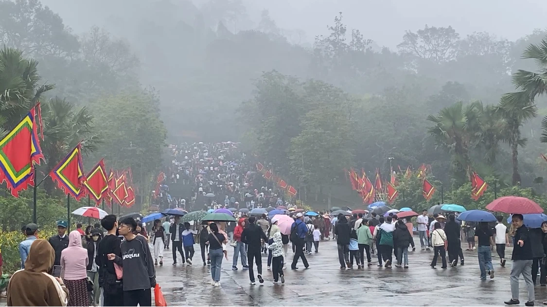 Biển người tập trung tại sân Công Quán chờ lên đền dâng hương các Vua Hùng