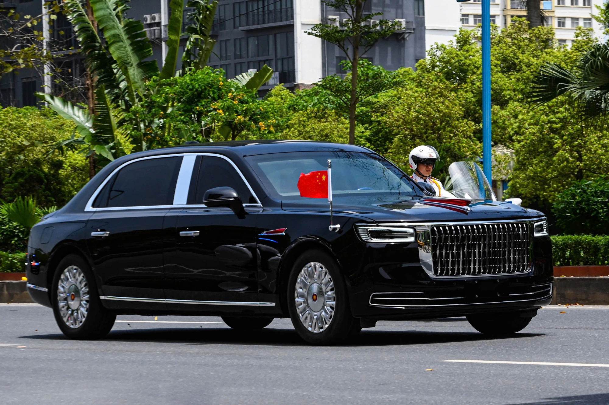 Ảnh: Đoàn xe Hồng Kỳ chở Tổng Bí thư, Chủ tịch nước Trung Quốc Tập Cận Bình đến Hà Nội