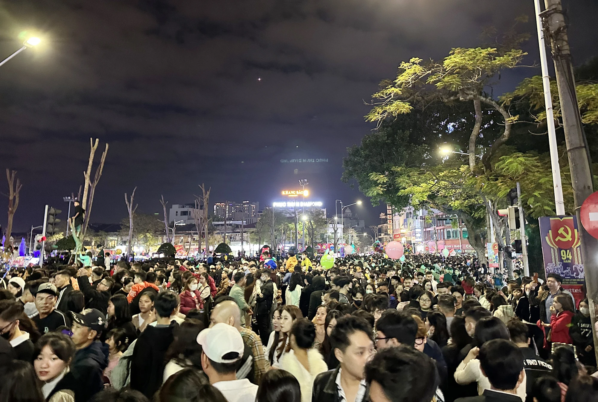 'Biển người' đổ về khu vực quảng trường Nhà hát TP Hải Phòng để theo dõi chương trình chào năm mới và màn bắn pháo hoa tầm thấp.
