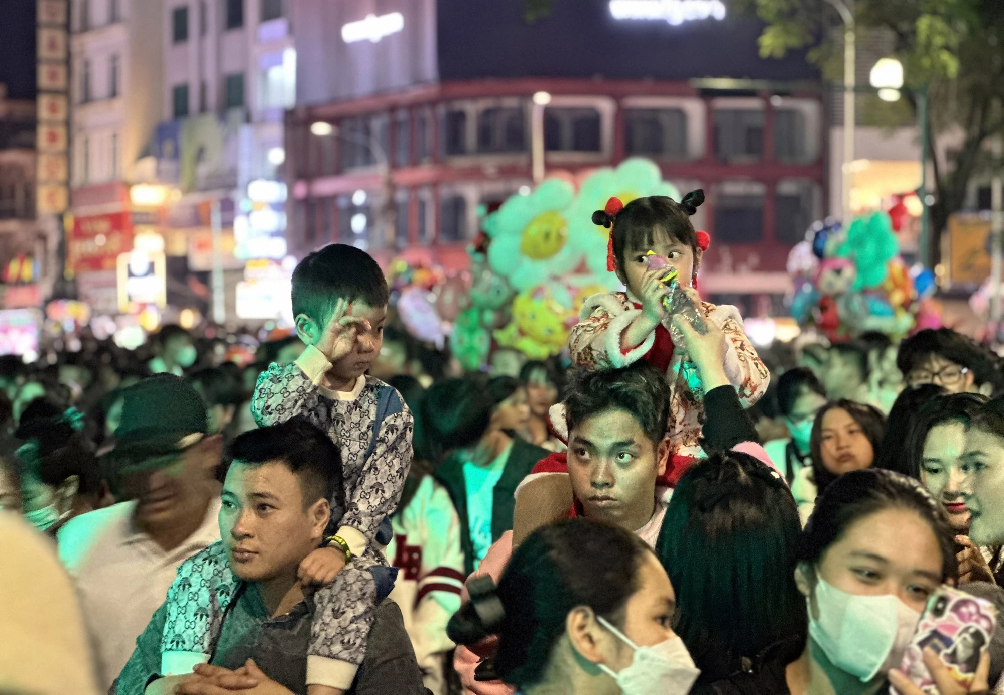 bien-nguoi-do-ve-trung-tam-thanh-pho-trong-lan-dau-tien-hai-phong-ban-phao-hoa-dip-tet-duong-lich-3-3018.jpg