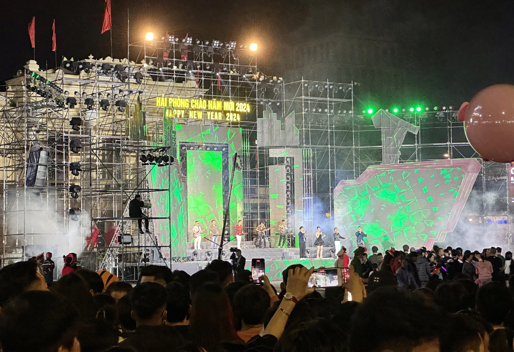 bien-nguoi-do-ve-trung-tam-thanh-pho-trong-lan-dau-tien-hai-phong-ban-phao-hoa-dip-tet-duong-lich-5-9358.jpg