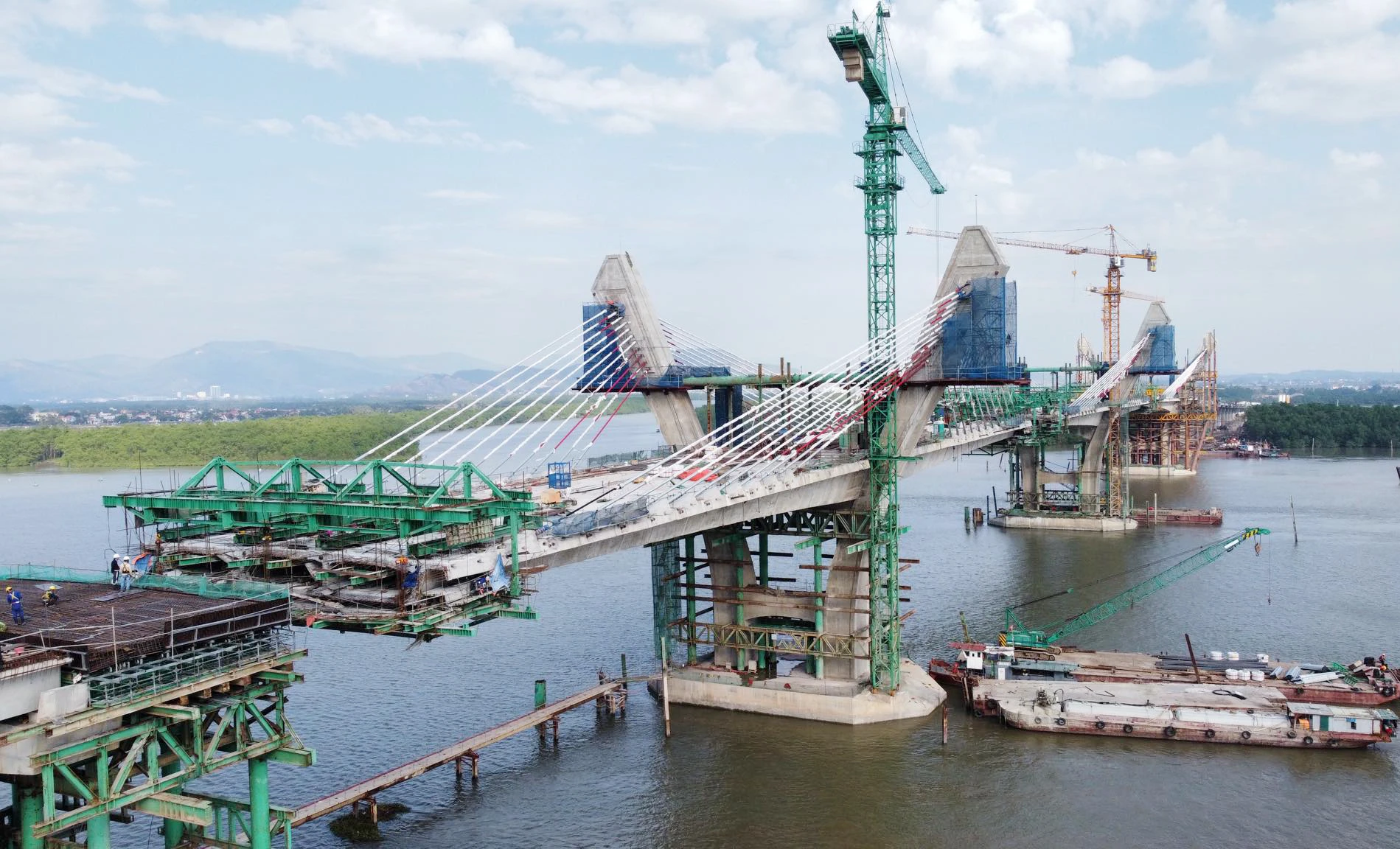 hon-300-cong-nhan-xuyen-tet-gap-rut-hoan-thanh-cau-ben-rung-noi-hai-phong-voi-quang-ninh-2-2897.jpeg