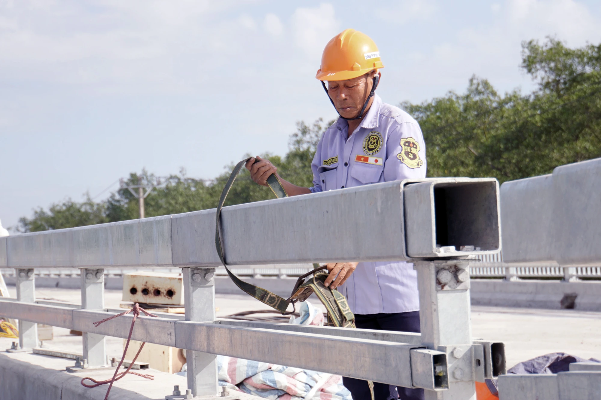 hon-300-cong-nhan-xuyen-tet-gap-rut-hoan-thanh-cau-ben-rung-noi-hai-phong-voi-quang-ninh-4-7283.jpg