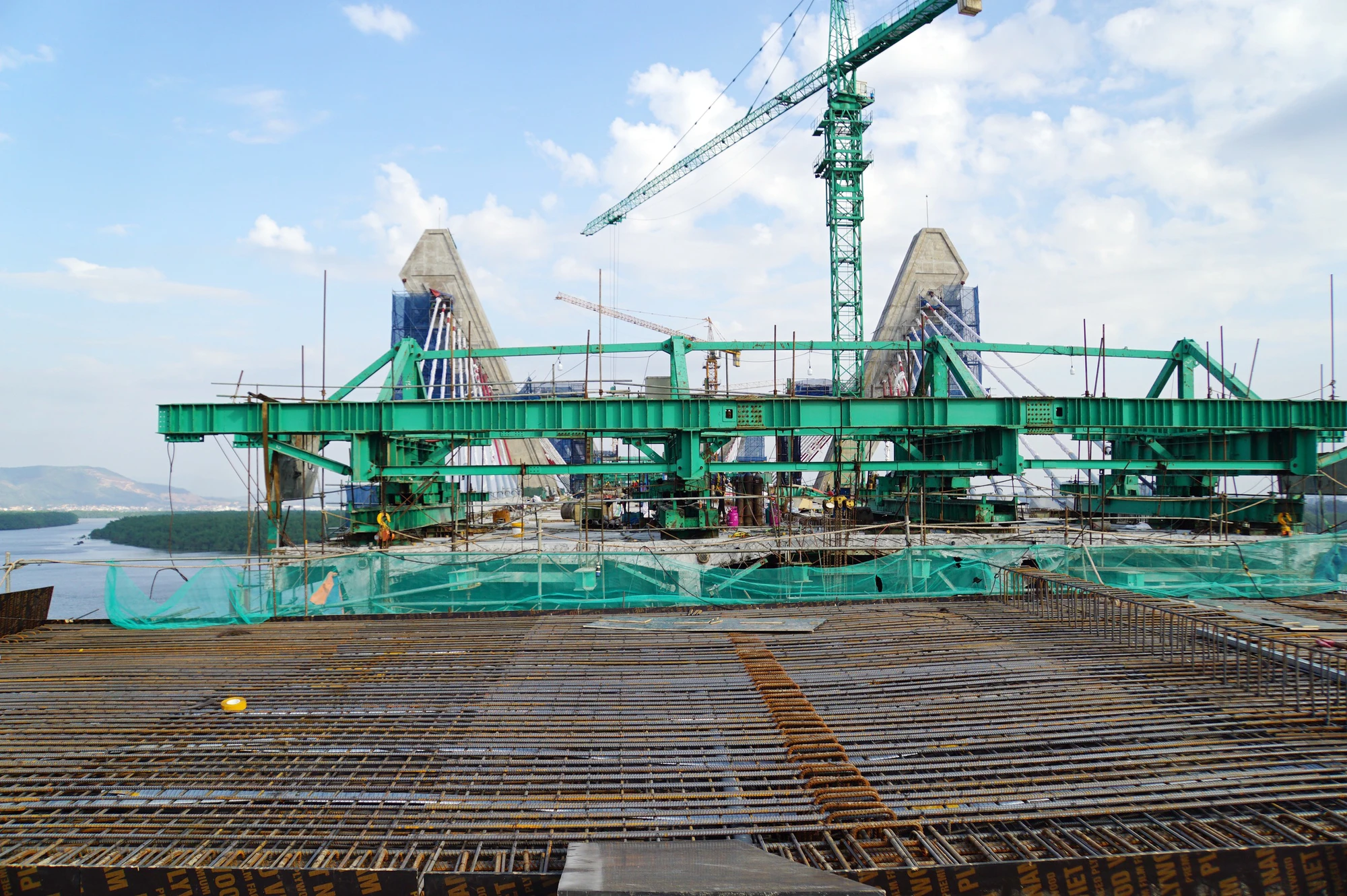 hon-300-cong-nhan-xuyen-tet-gap-rut-hoan-thanh-cau-ben-rung-noi-hai-phong-voi-quang-ninh-7-3442.jpg
