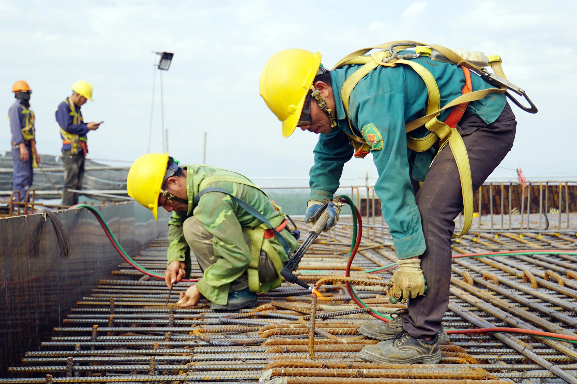 hon-300-cong-nhan-xuyen-tet-gap-rut-hoan-thanh-cau-ben-rung-noi-hai-phong-voi-quang-ninh-8-6924.jpg