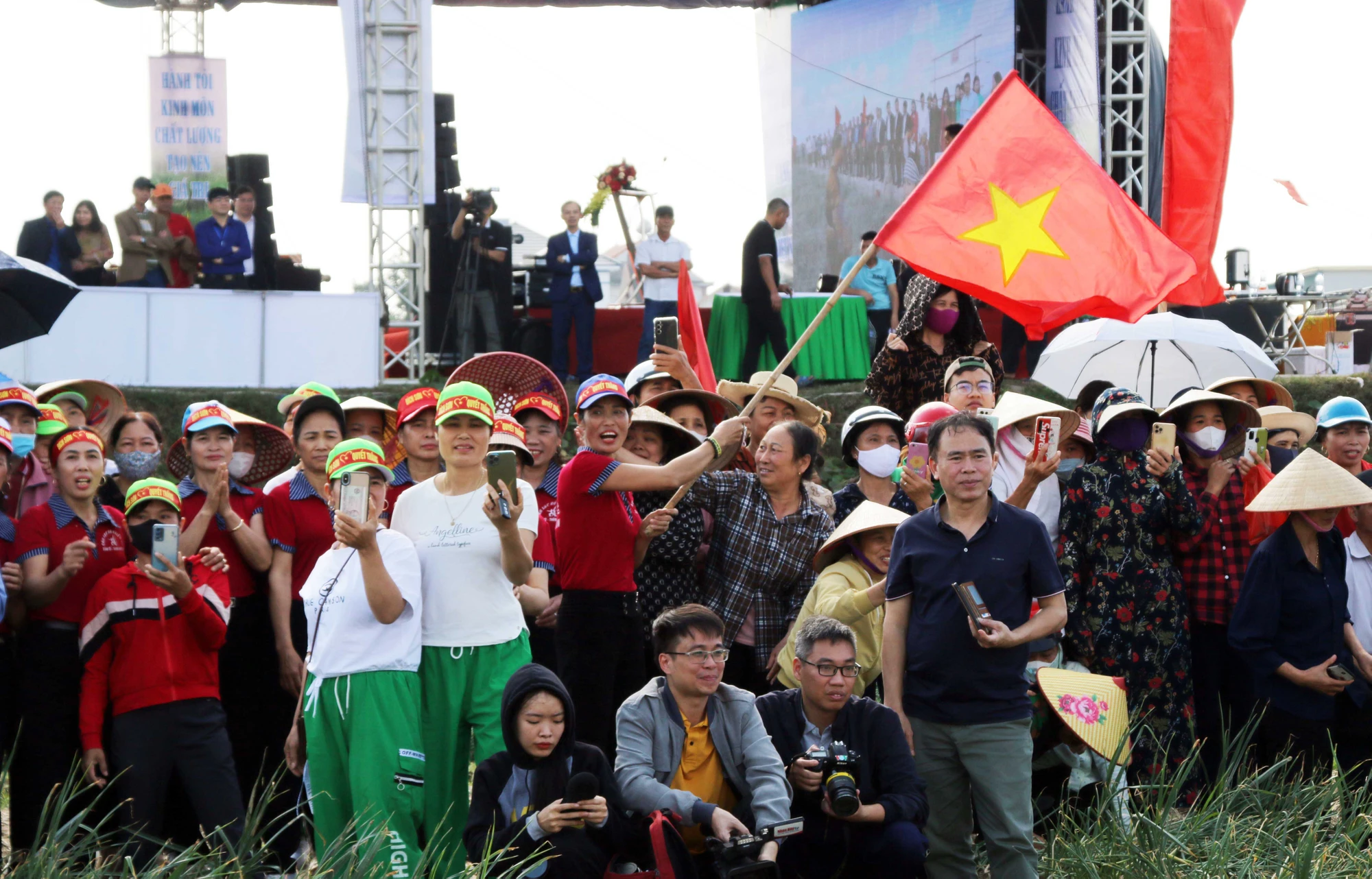 doc-dao-cuoc-thi-thu-hoach-hanh-toi-o-thu-phu-hanh-toi-hai-duong-6.JPG