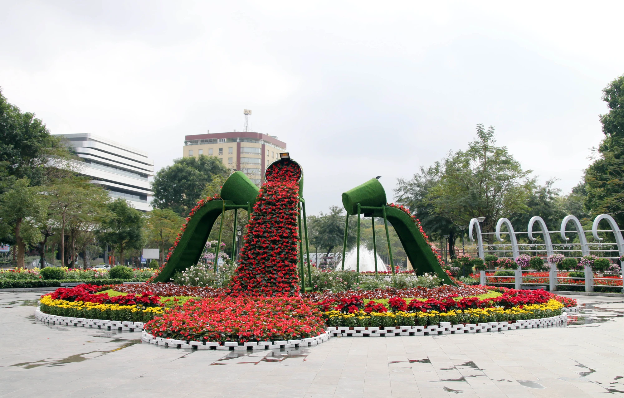 nguoi-dan-hai-phong-no-nuc-check-in-tai-dai-vuon-hoa-trung-tam-thanh-pho-10.JPG