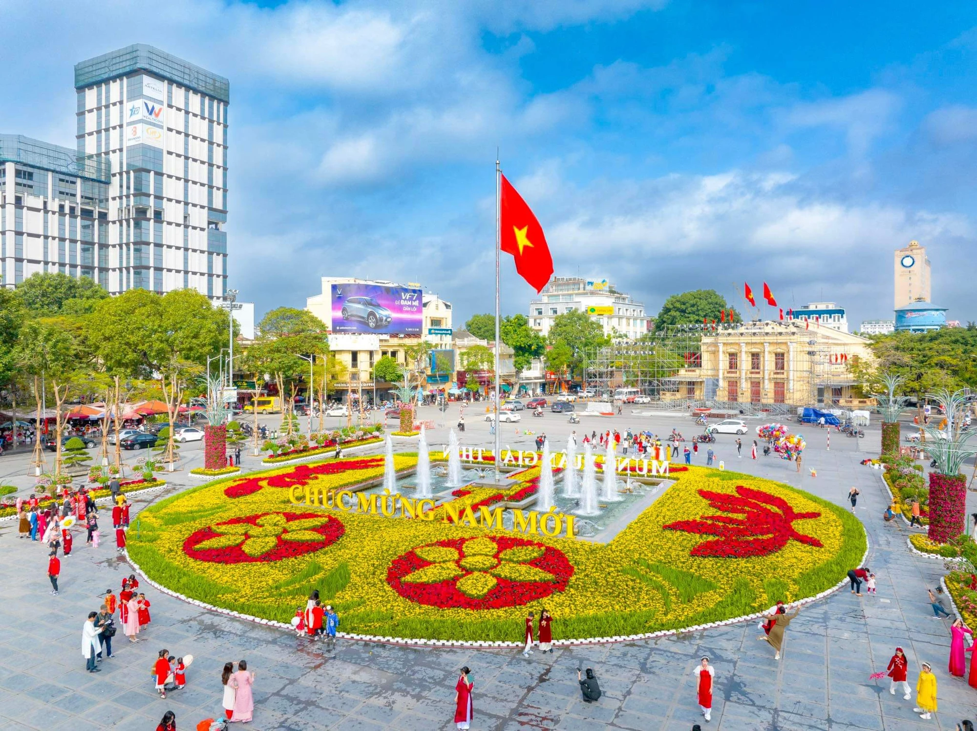 nguoi-dan-hai-phong-no-nuc-check-in-tai-dai-vuon-hoa-trung-tam-thanh-pho-13.jpg