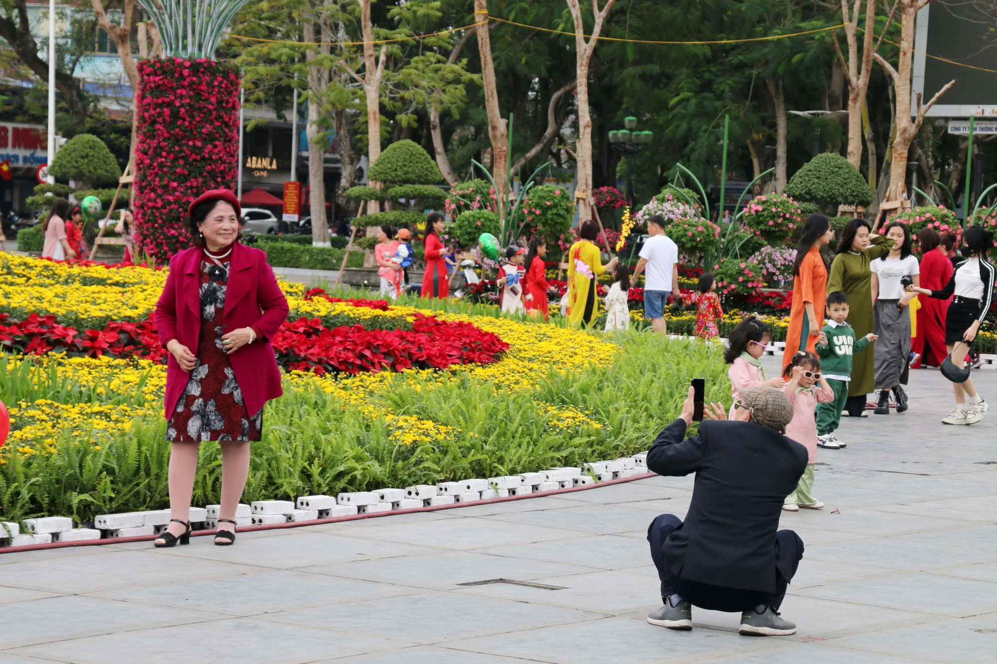 nguoi-dan-hai-phong-no-nuc-check-in-tai-dai-vuon-hoa-trung-tam-thanh-pho-2.JPG