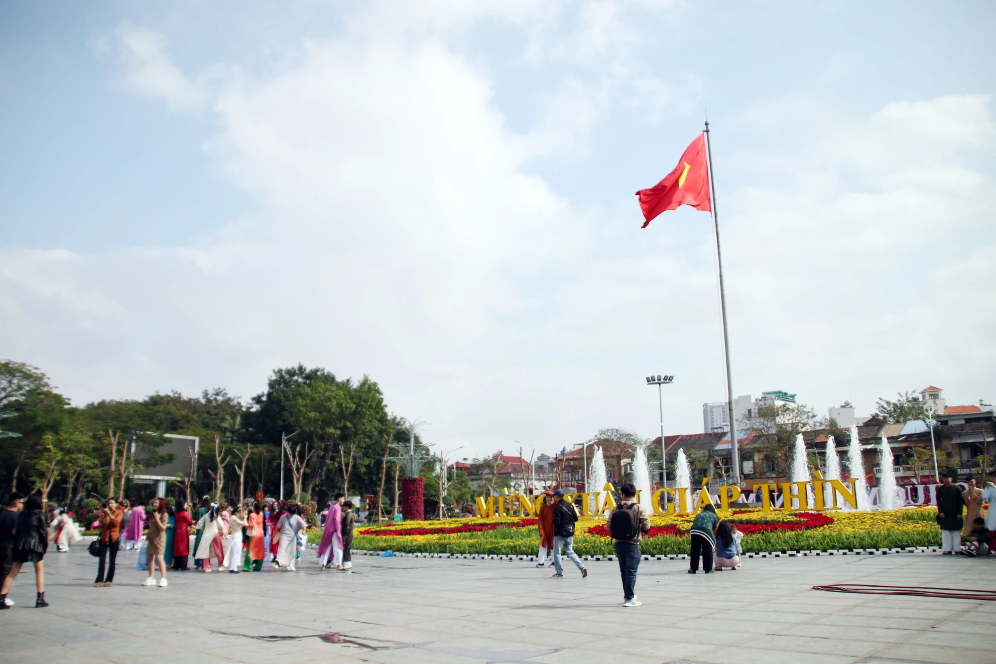 <b>Dải vườn hoa trung tâm thành phố</b> Hải Phòng đã được hoàn tất công tác trang trí khoảng 3 ngày nay. Dịp cuối tuần giáp Tết này, tranh thủ thời tiết đẹp, hàng nghìn người dân thành phố, du khách nô nức đến đây tham quan, chụp ảnh. Ảnh: Ngọc Sơn