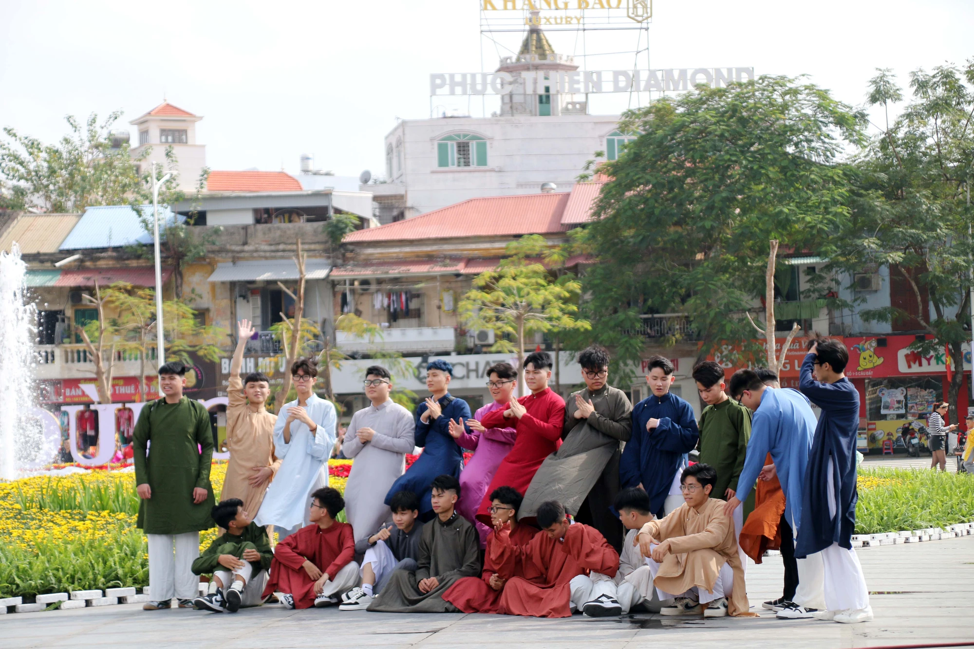 nguoi-dan-hai-phong-no-nuc-check-in-tai-dai-vuon-hoa-trung-tam-thanh-pho-4.JPG