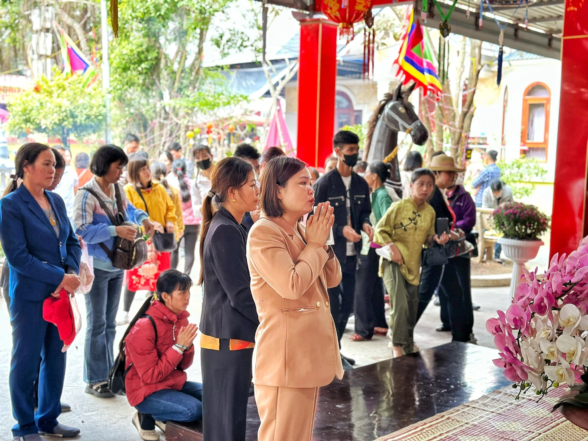 hang-van-nguoi-chen-chan-di-le-den-dong-bang-5.jpg