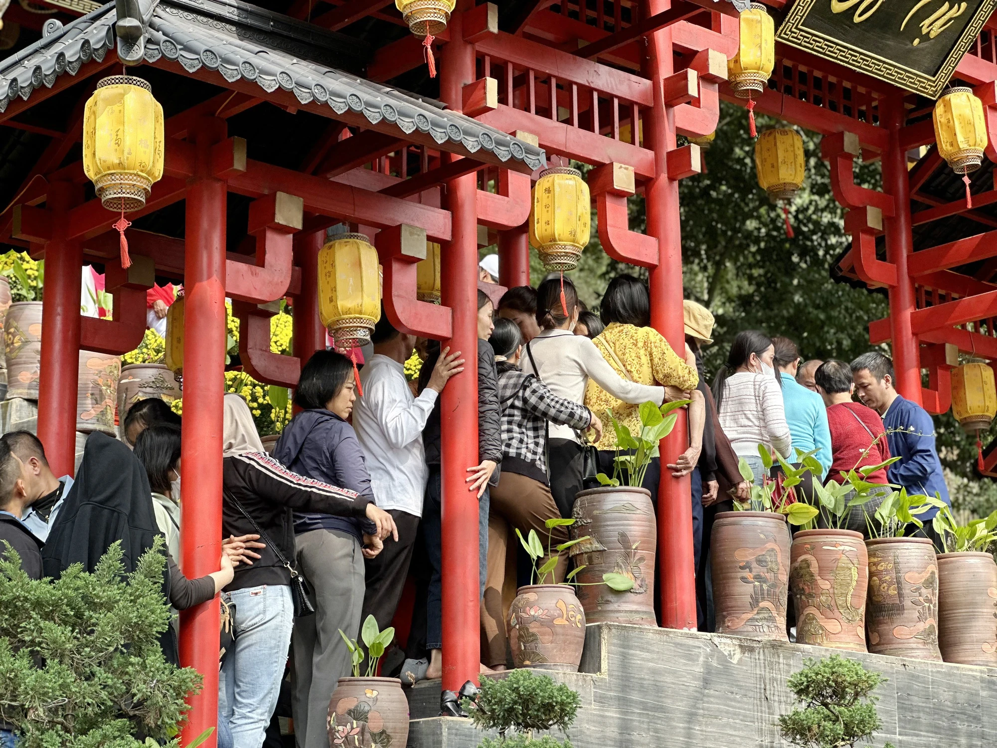 bien-nguoi-do-xo-len-chua-cay-thi-de-chup-anh-7.jpg