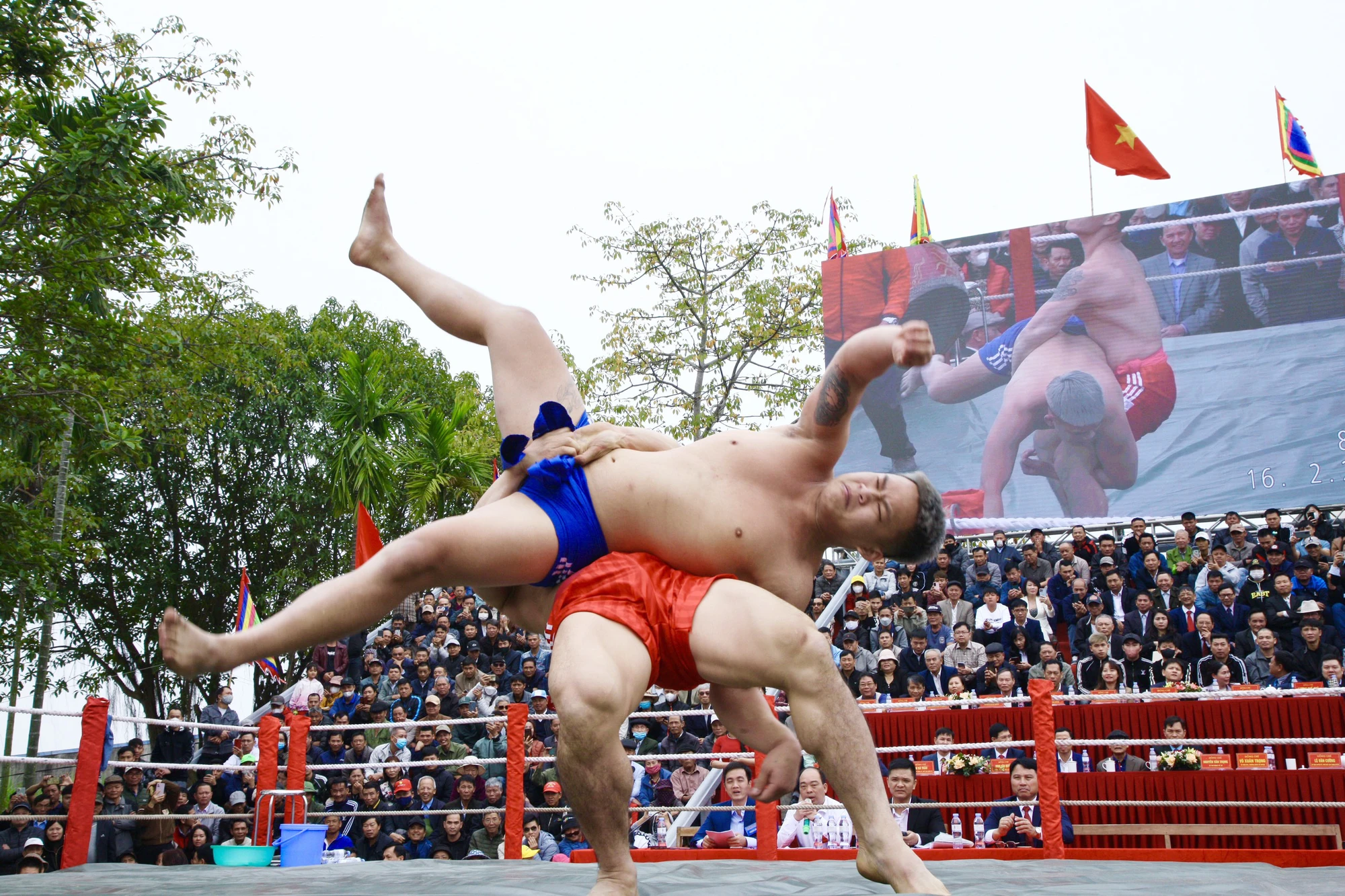 ron-rang-le-hoi-vat-gan-700-nam-tuoi-o-hai-phong-7.jpg