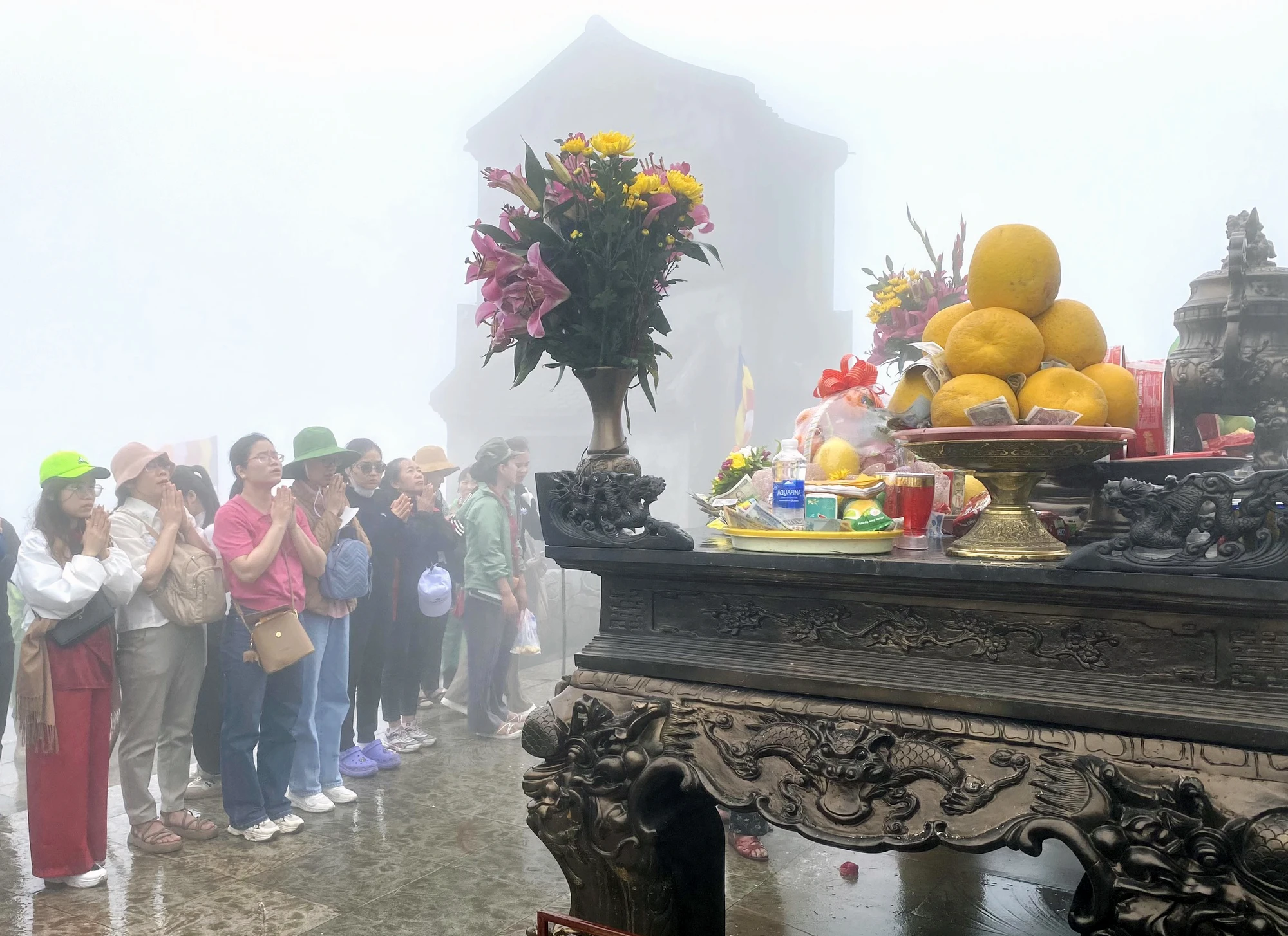 khoang-2-van-nguoi-den-yen-tu-trong-ngay-khai-hoi-10.jpg