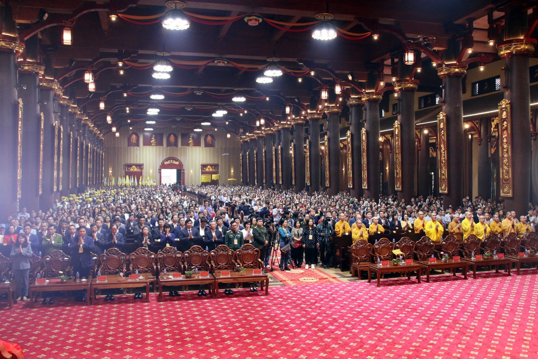 khoang-2-van-nguoi-den-yen-tu-trong-ngay-khai-hoi-3.jpg
