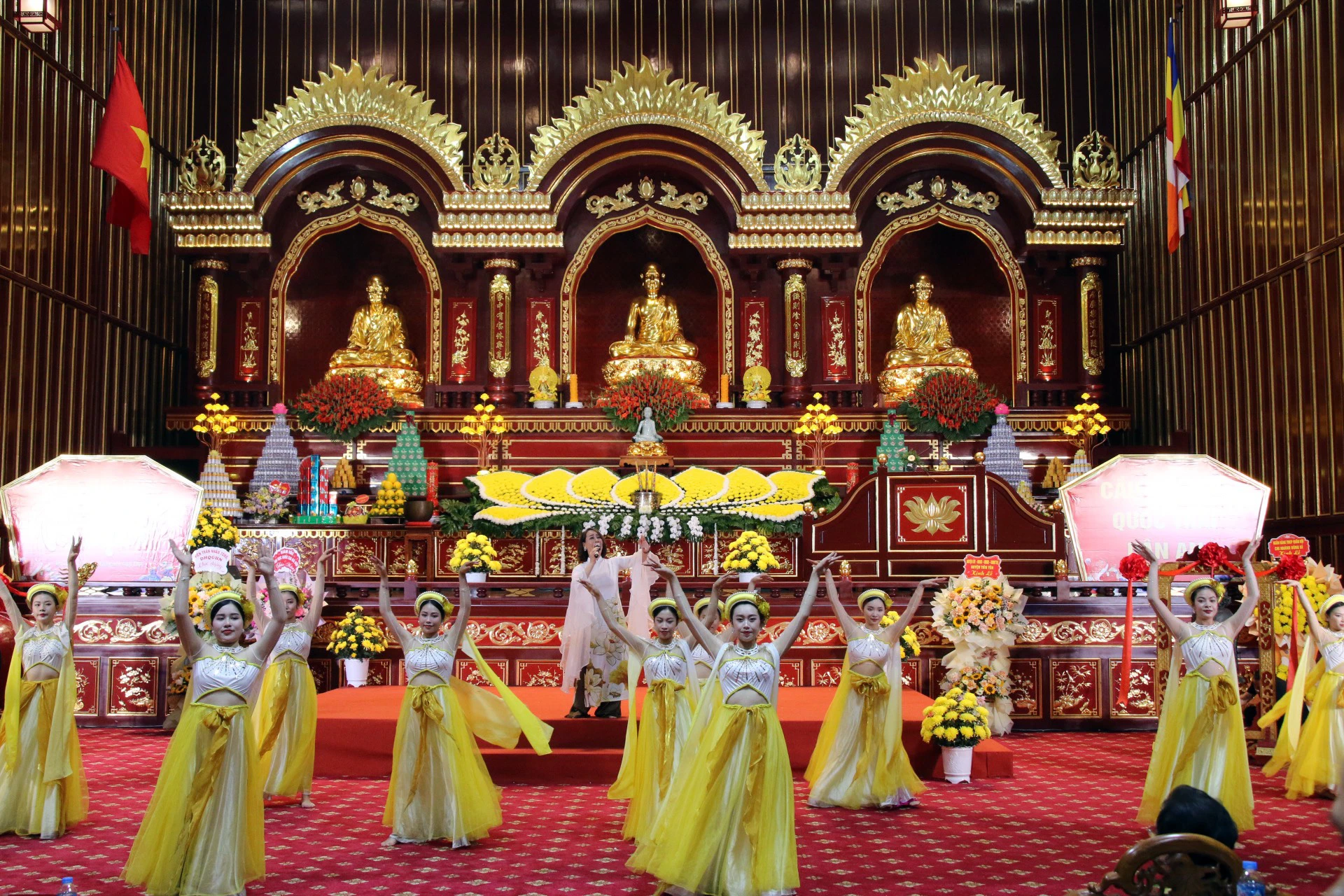 khoang-2-van-nguoi-den-yen-tu-trong-ngay-khai-hoi-4.jpg
