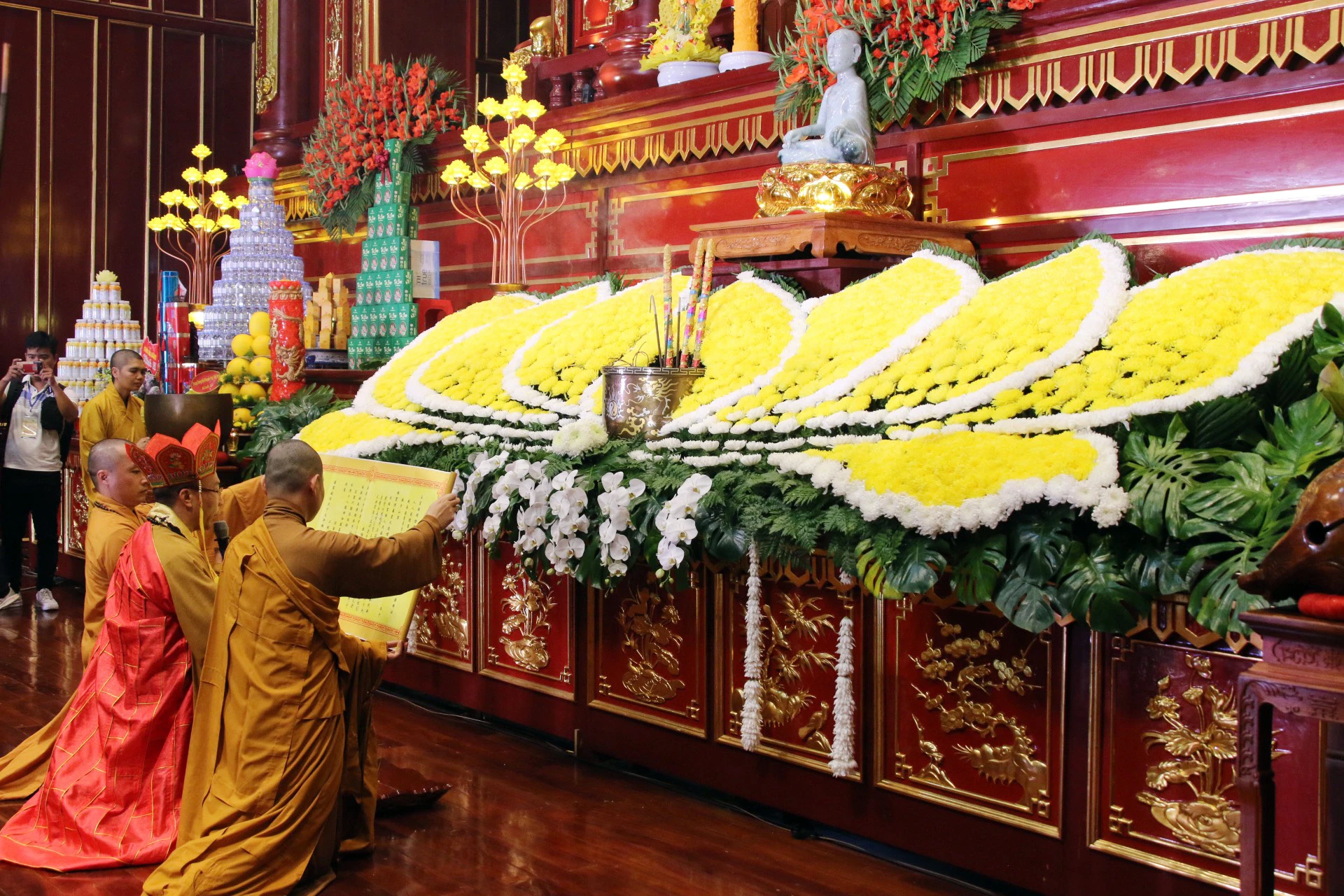 khoang-2-van-nguoi-den-yen-tu-trong-ngay-khai-hoi-5.jpg