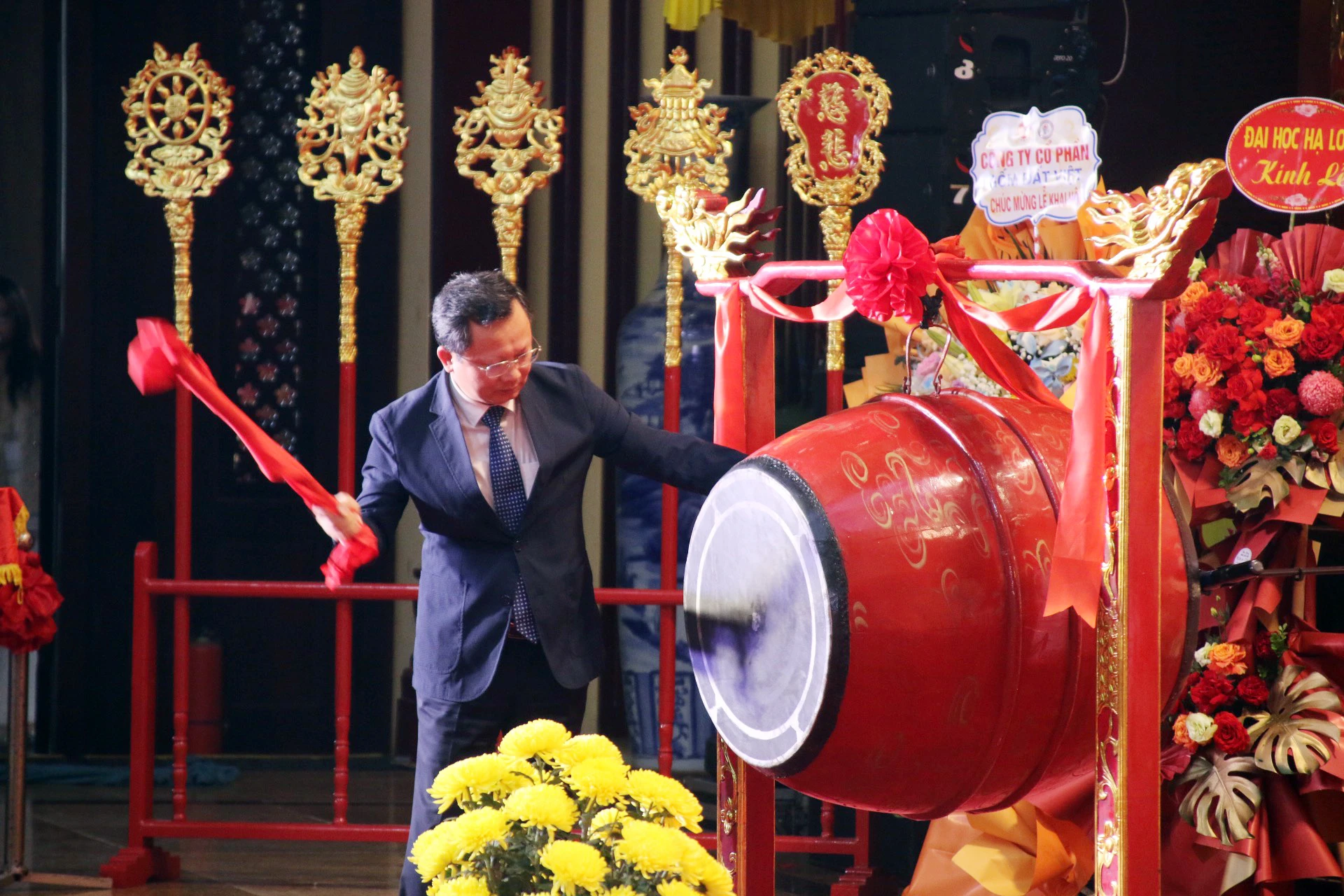 khoang-2-van-nguoi-den-yen-tu-trong-ngay-khai-hoi-6.jpg