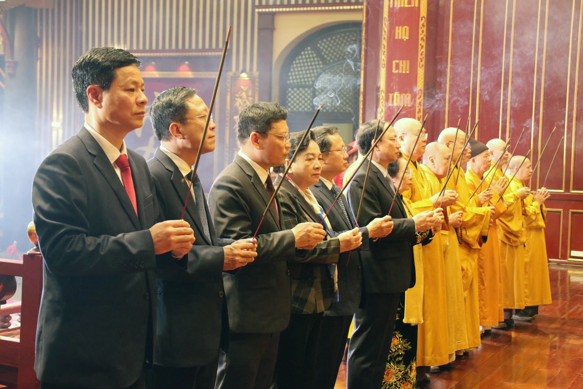 khoang-2-van-nguoi-den-yen-tu-trong-ngay-khai-hoi-7.jpg