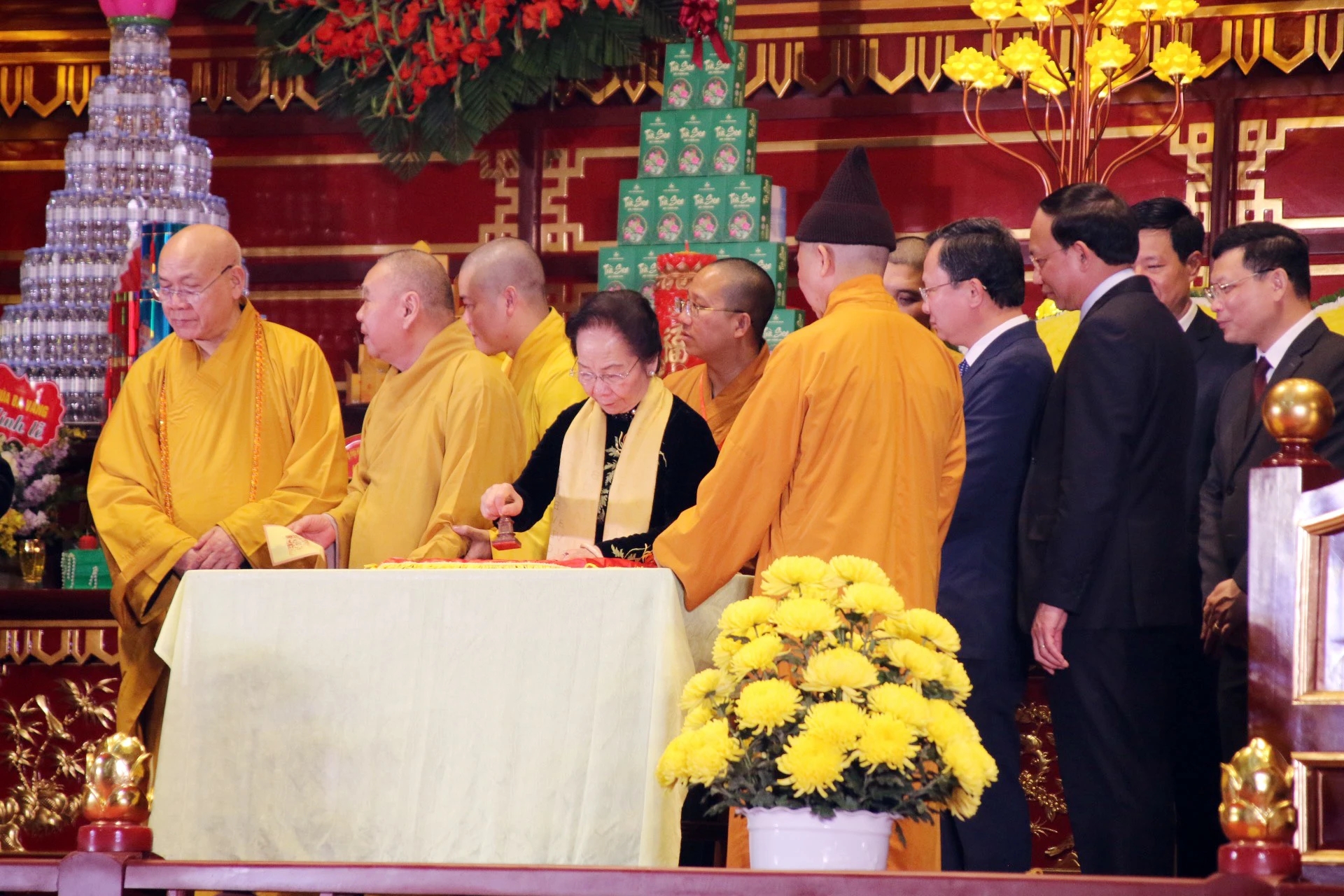 khoang-2-van-nguoi-den-yen-tu-trong-ngay-khai-hoi-8.jpg