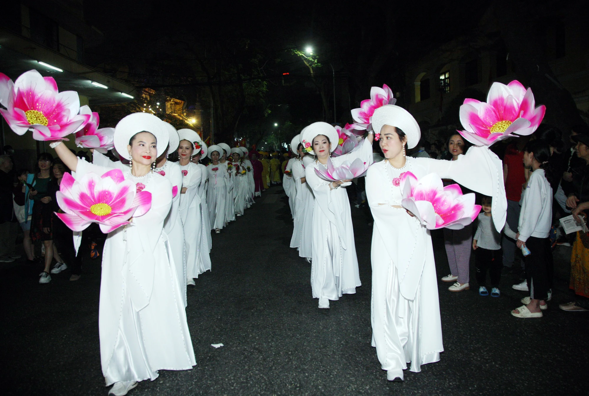 hai-phong-hang-nghin-nguoi-du-khai-mac-le-hoi-truyen-thong-nu-tuong-le-chan-2.jpg
