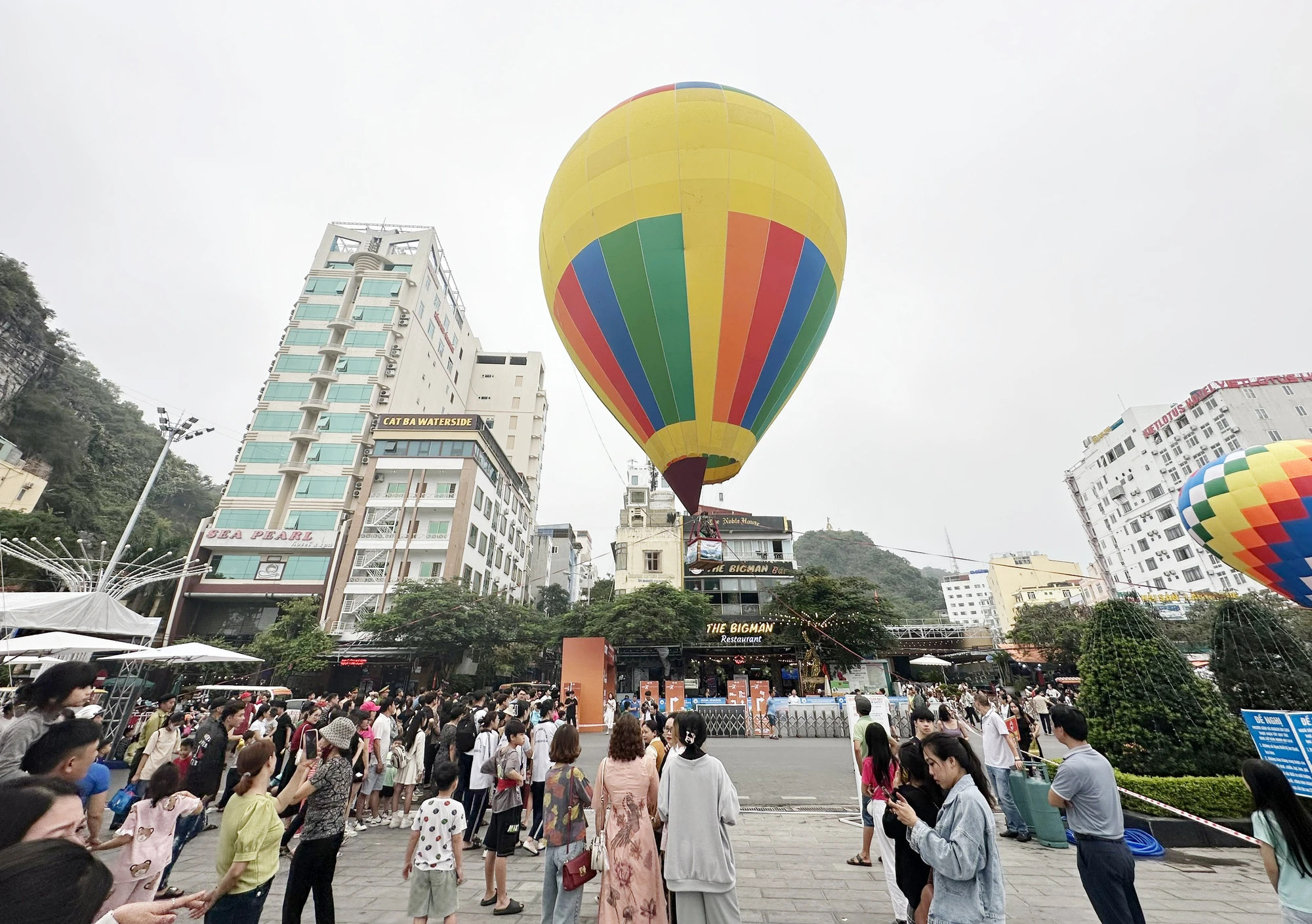 du-khach-hao-hung-check-in-voi-khinh-khi-cau-lan-dau-xuat-hien-o-cat-ba-5.jpg