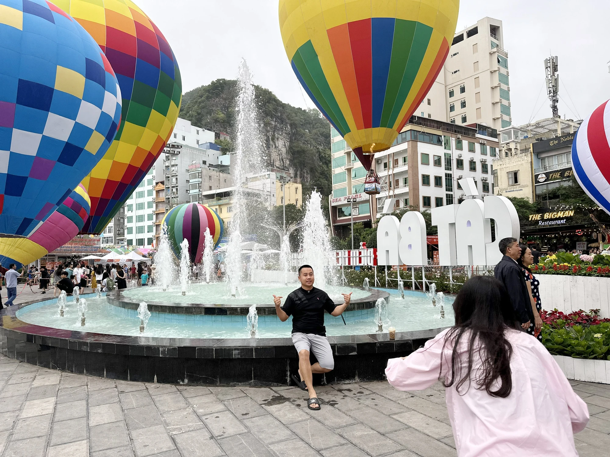du-khach-hao-hung-check-in-voi-khinh-khi-cau-lan-dau-xuat-hien-o-cat-ba--9.jpg