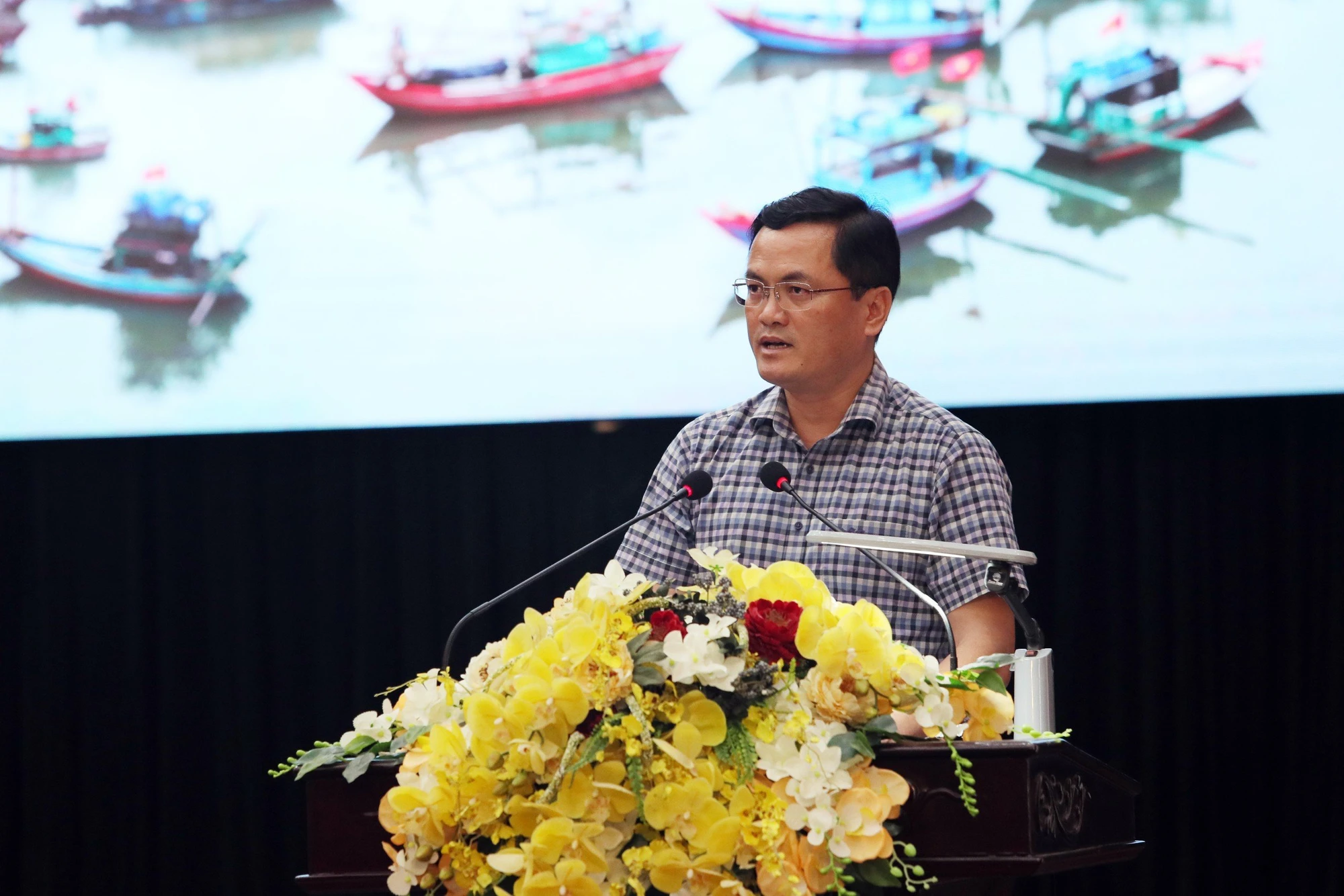 toan-canh-chuong-trinh-cung-ngu-dan-thap-sang-den-tren-bien-tai-thanh-hoa-10.jpg