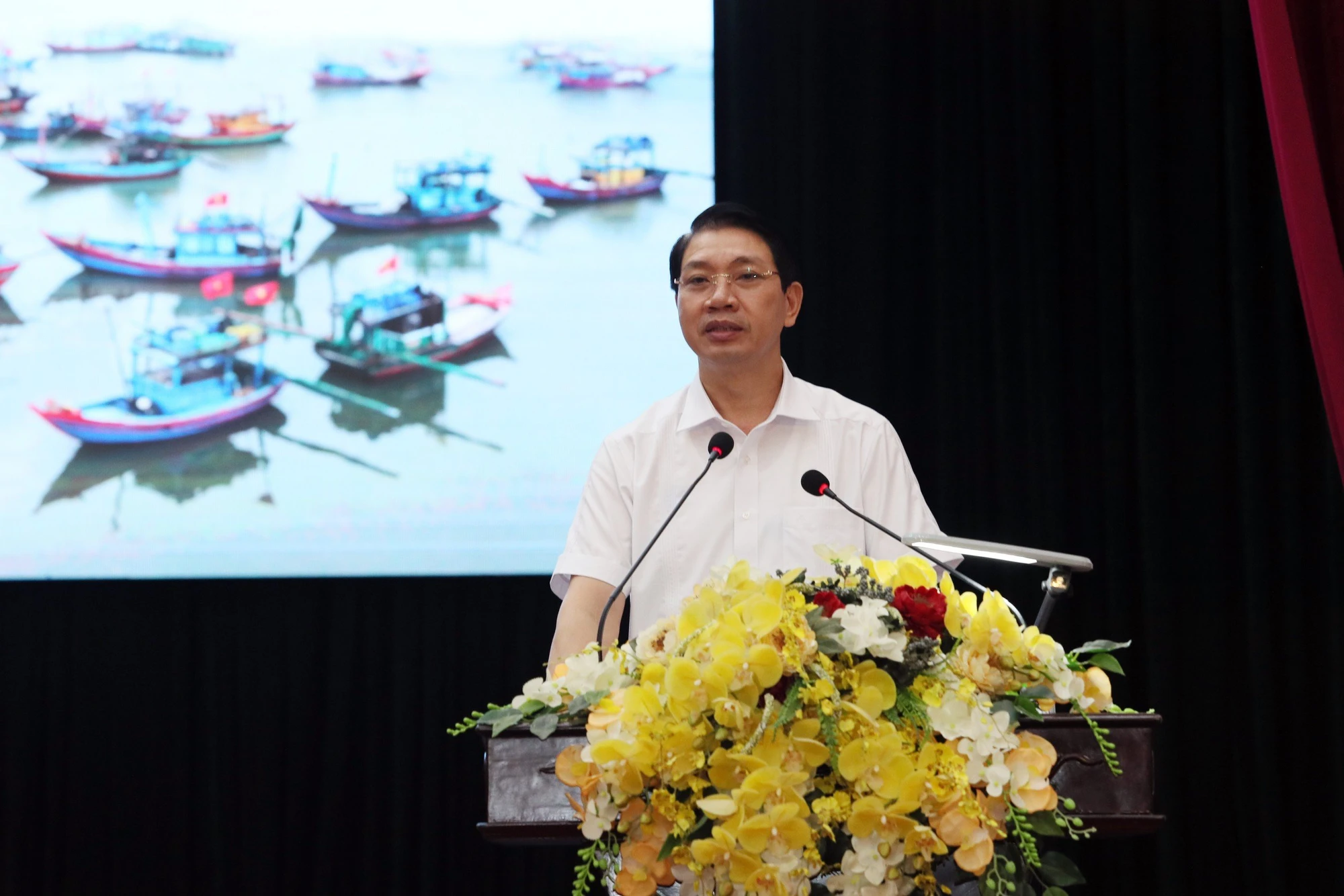 toan-canh-chuong-trinh-cung-ngu-dan-thap-sang-den-tren-bien-tai-thanh-hoa-11.jpg