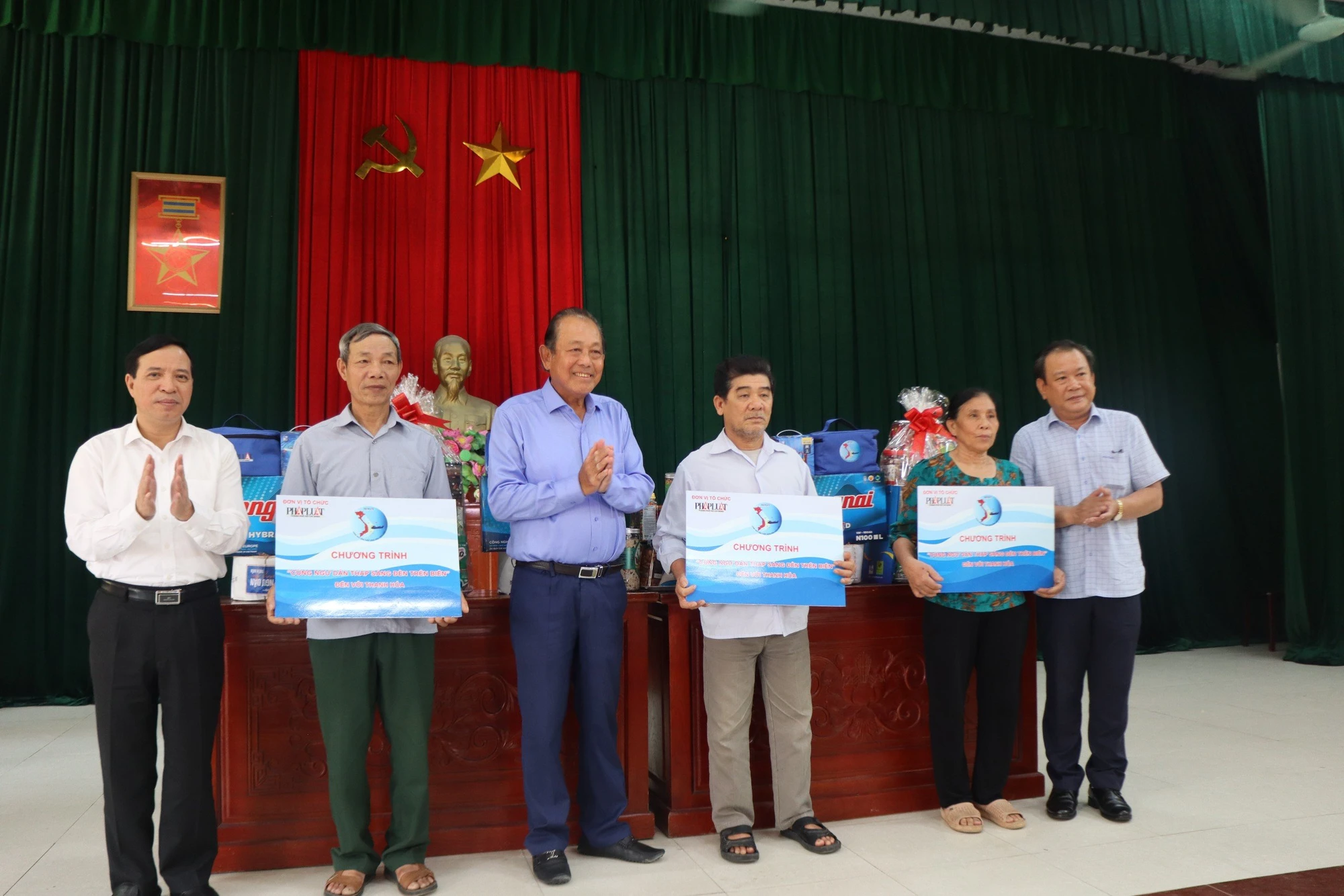 toan-canh-chuong-trinh-cung-ngu-dan-thap-sang-den-tren-bien-tai-thanh-hoa-13.jpg