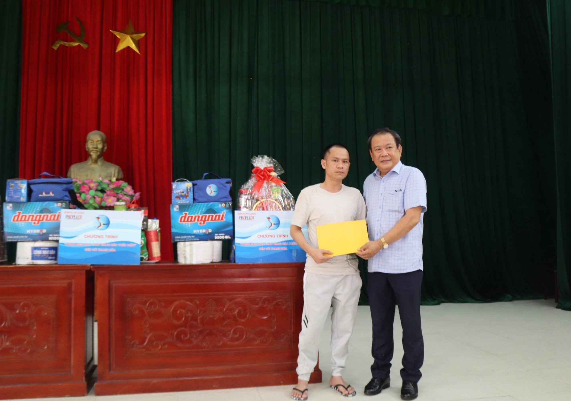 toan-canh-chuong-trinh-cung-ngu-dan-thap-sang-den-tren-bien-tai-thanh-hoa-14.jpg