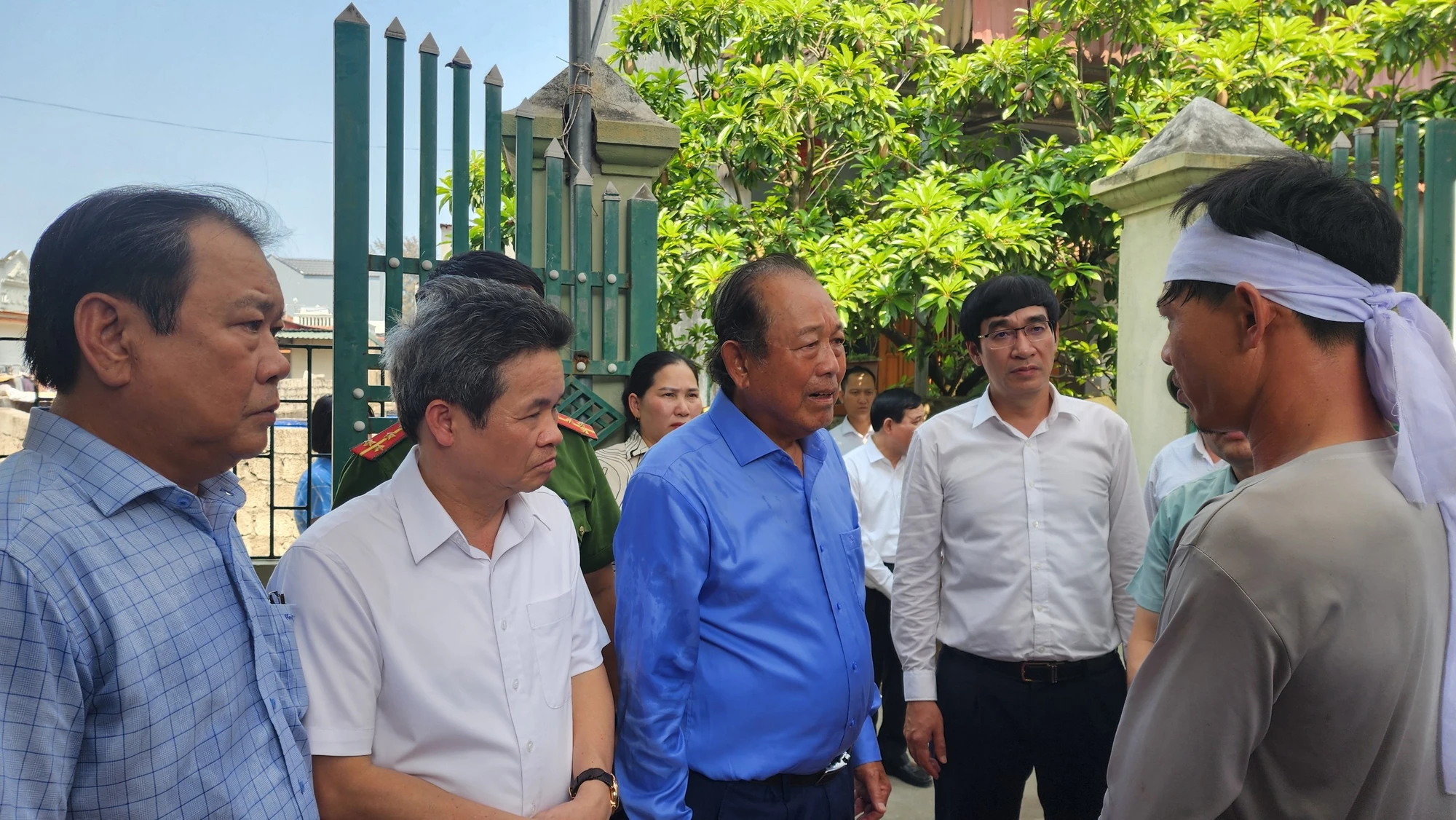 toan-canh-chuong-trinh-cung-ngu-dan-thap-sang-den-tren-bien-tai-thanh-hoa-16.jpg