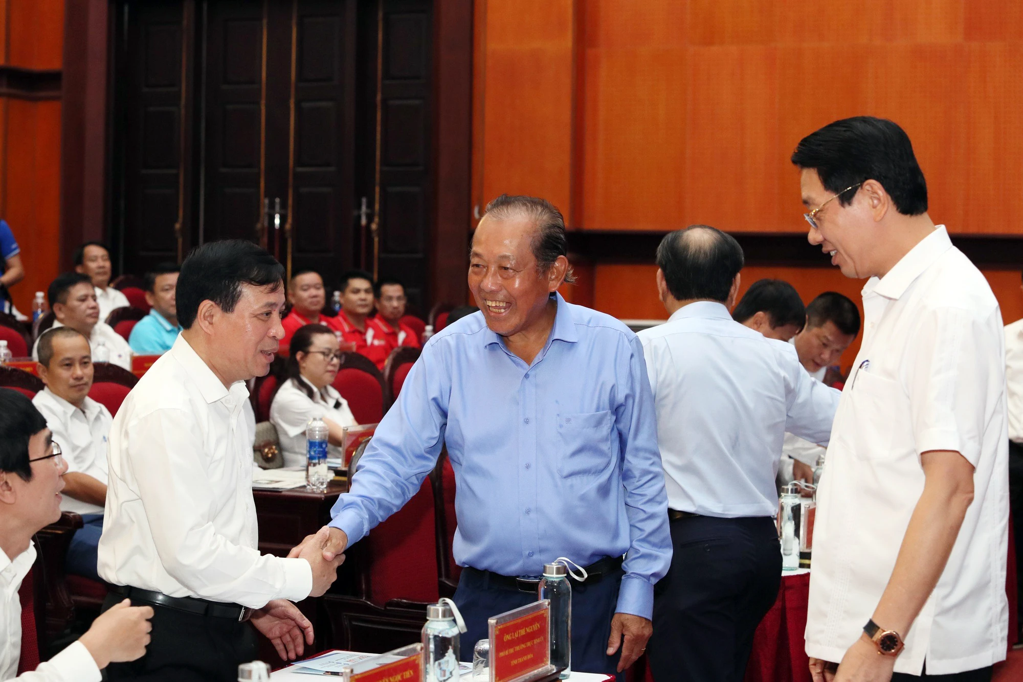 toan-canh-chuong-trinh-cung-ngu-dan-thap-sang-den-tren-bien-tai-thanh-hoa-19.jpg