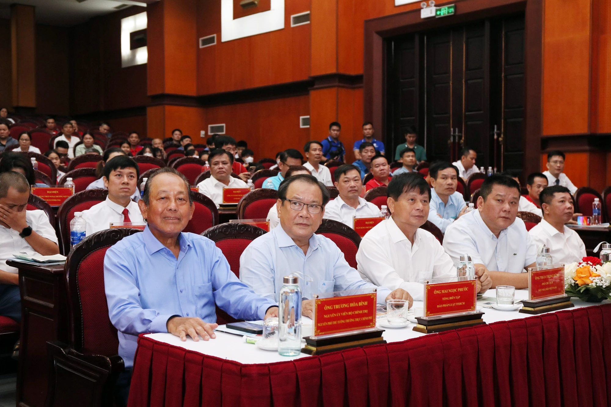 toan-canh-chuong-trinh-cung-ngu-dan-thap-sang-den-tren-bien-tai-thanh-hoa-20.jpg