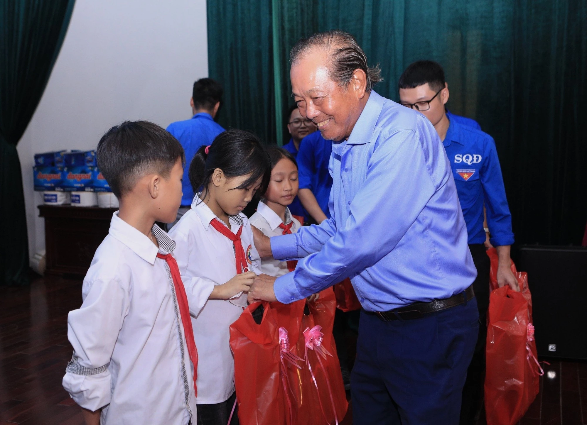 toan-canh-chuong-trinh-cung-ngu-dan-thap-sang-den-tren-bien-tai-thanh-hoa-22.jpg