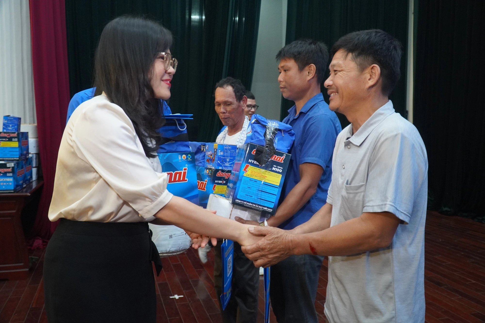 toan-canh-chuong-trinh-cung-ngu-dan-thap-sang-den-tren-bien-tai-thanh-hoa-24.jpg