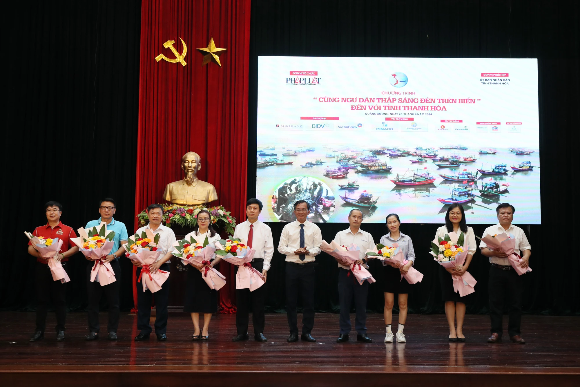 toan-canh-chuong-trinh-cung-ngu-dan-thap-sang-den-tren-bien-tai-thanh-hoa-26.JPG