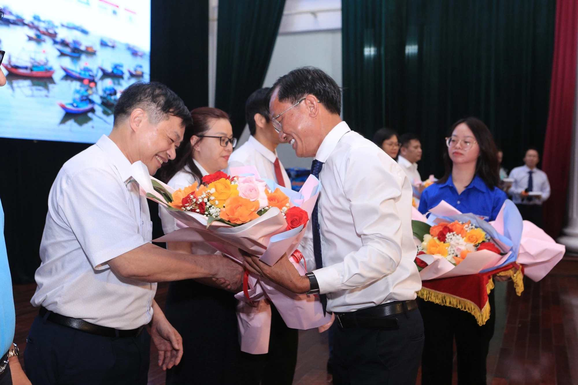 toan-canh-chuong-trinh-cung-ngu-dan-thap-sang-den-tren-bien-tai-thanh-hoa-27.jpg