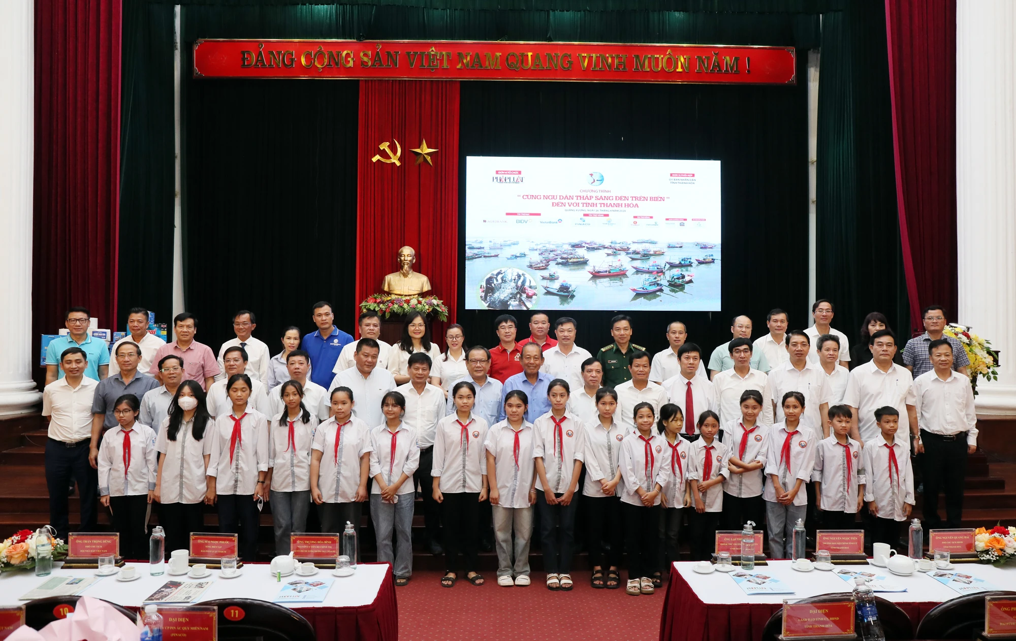 toan-canh-chuong-trinh-cung-ngu-dan-thap-sang-den-tren-bien-tai-thanh-hoa-32.JPG