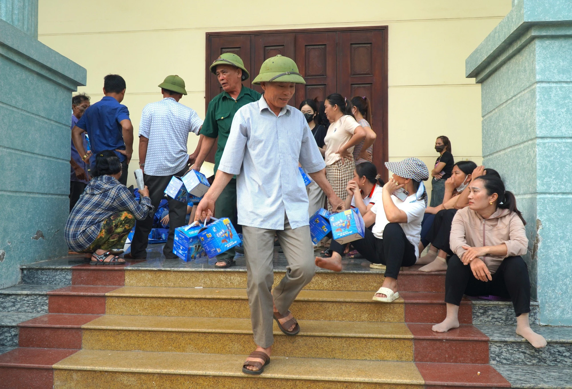 toan-canh-chuong-trinh-cung-ngu-dan-thap-sang-den-tren-bien-tai-thanh-hoa-37.jpg