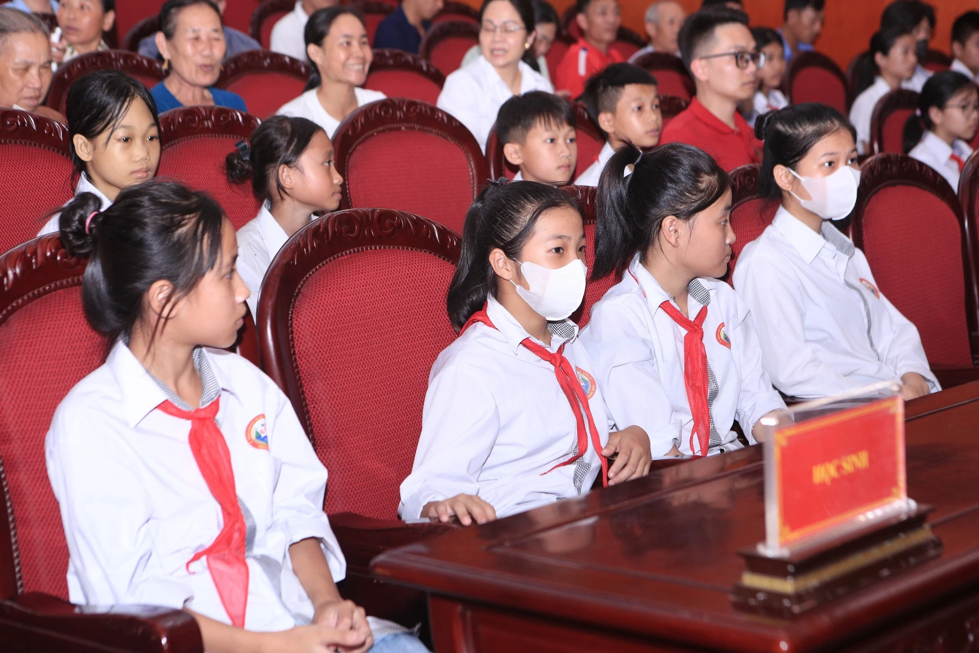 toan-canh-chuong-trinh-cung-ngu-dan-thap-sang-den-tren-bien-tai-thanh-hoa-5.jpg