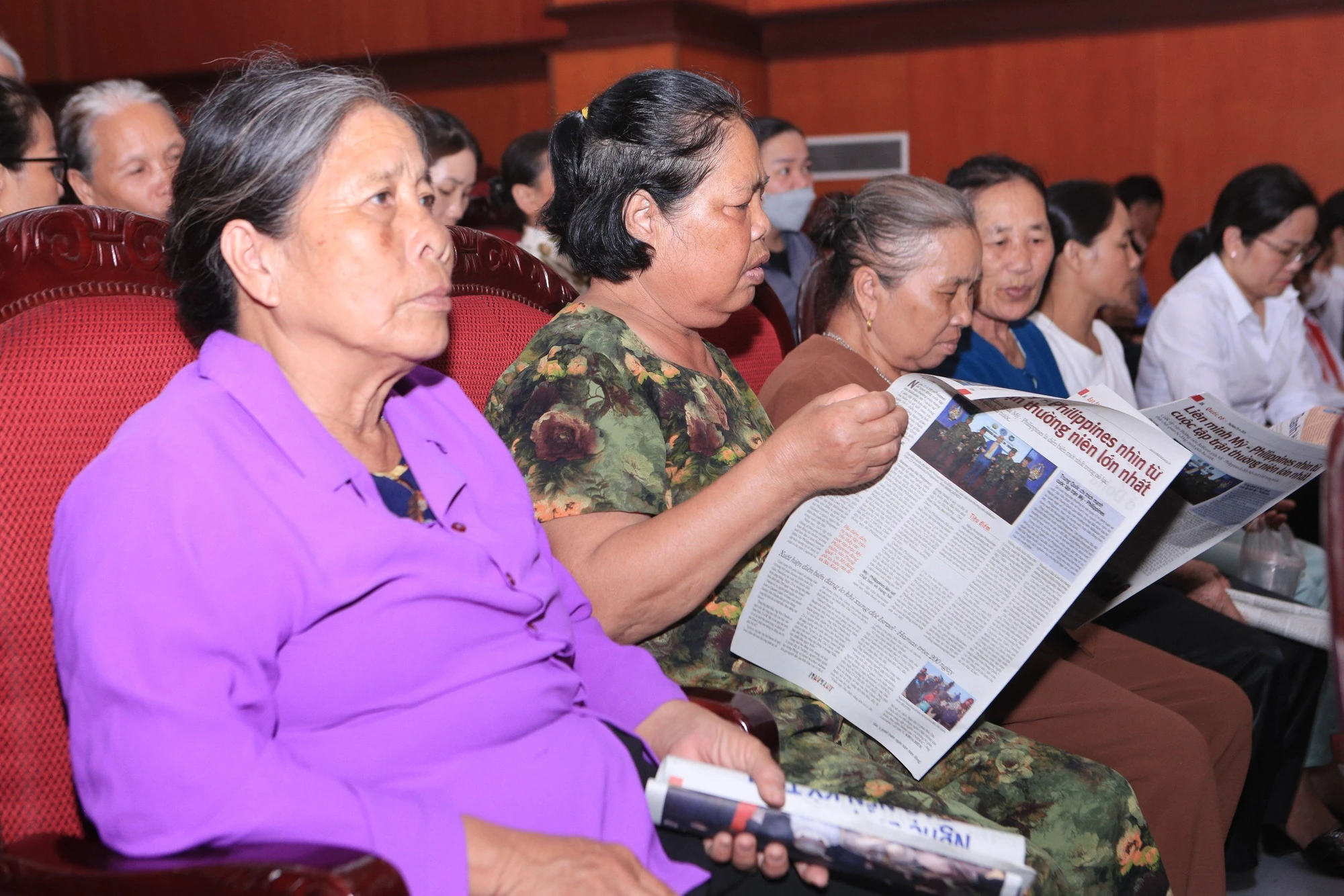 toan-canh-chuong-trinh-cung-ngu-dan-thap-sang-den-tren-bien-tai-thanh-hoa-6.jpg