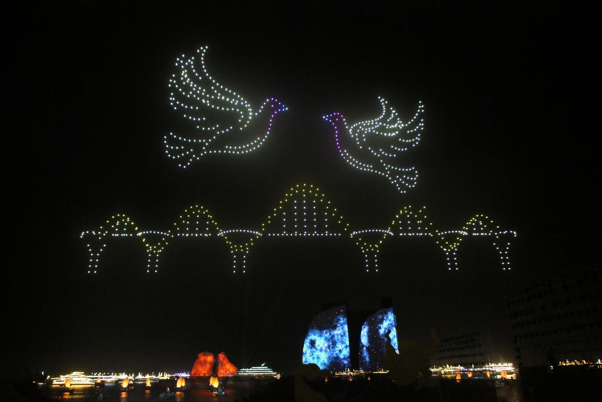 man-nhan-voi-man-trinh-dien-anh-sang-tai-carnaval-ha-long-2024-1.jpg