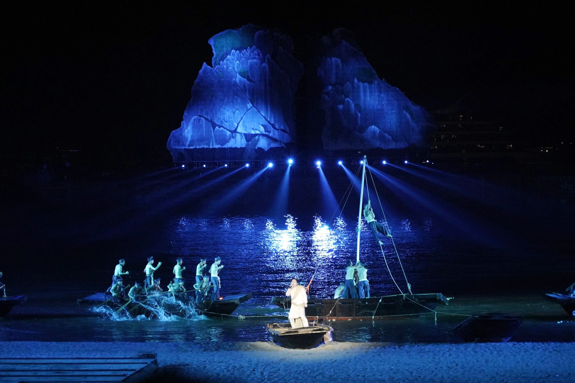 man-nhan-voi-man-trinh-dien-anh-sang-tai-carnaval-ha-long-2024-12.jpg