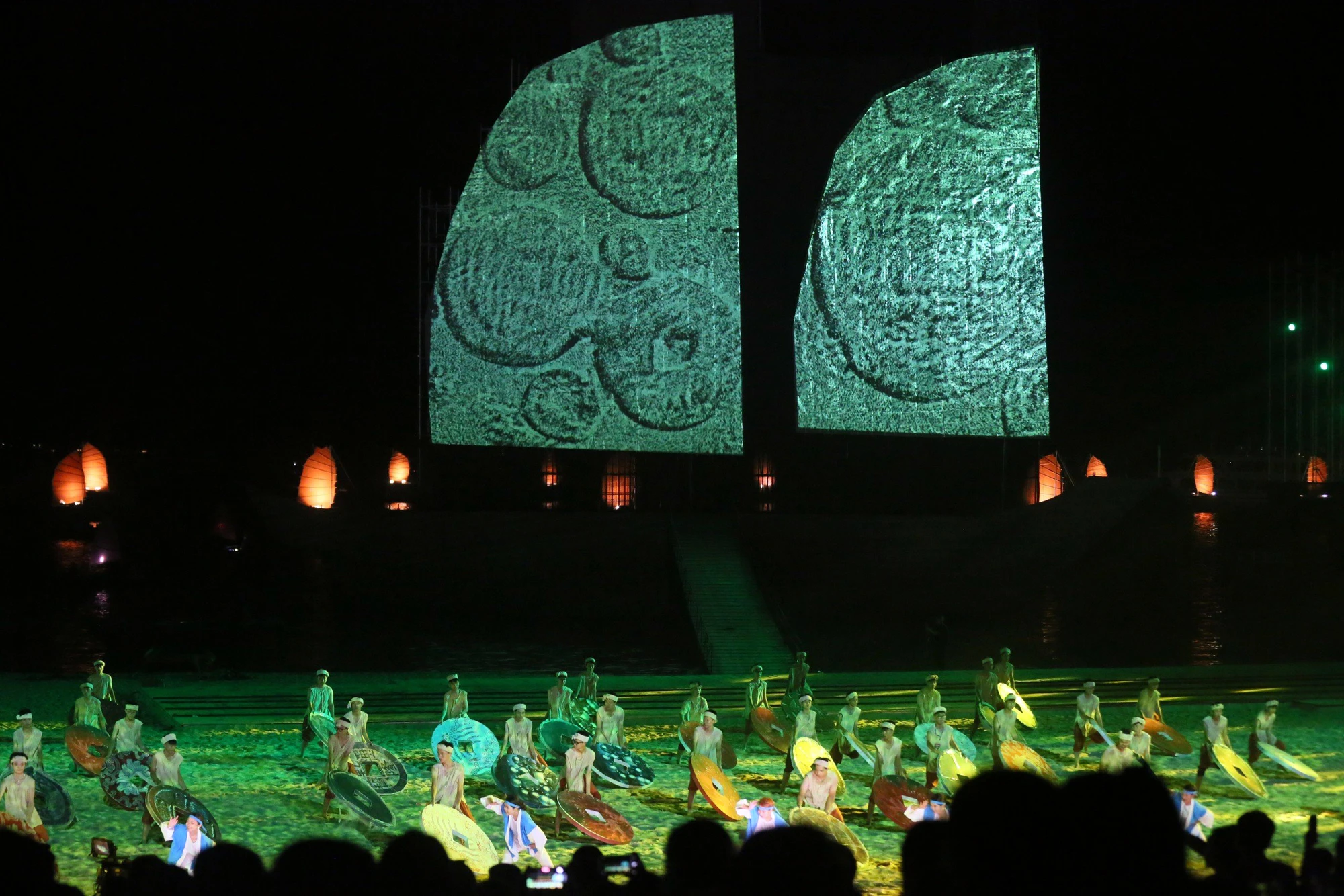 man-nhan-voi-man-trinh-dien-anh-sang-tai-carnaval-ha-long-2024-2.jpg