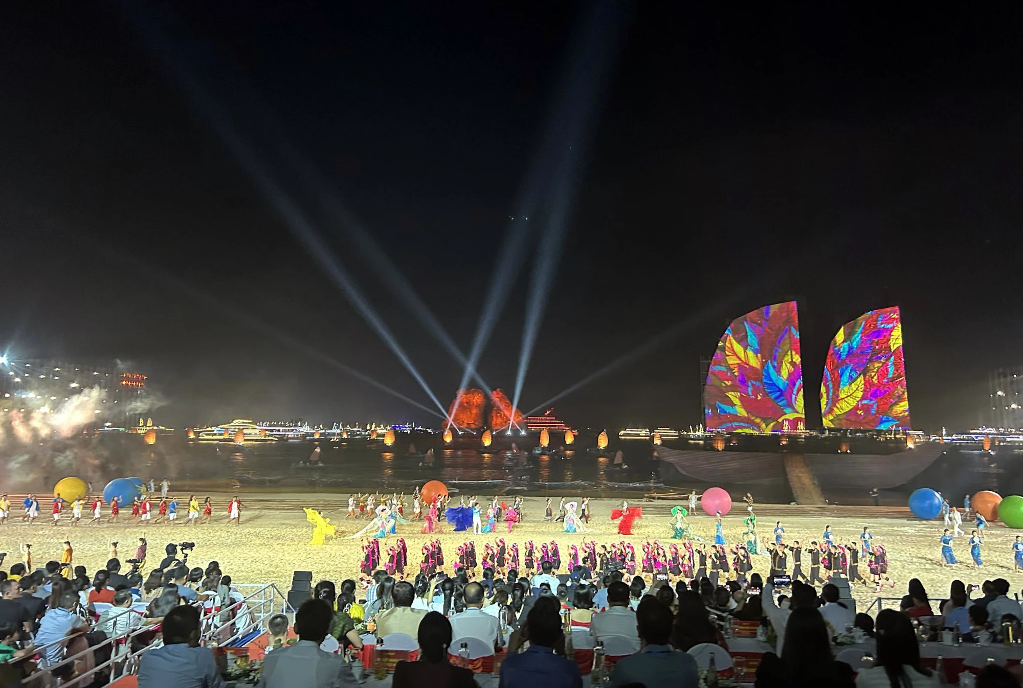 man-nhan-voi-man-trinh-dien-anh-sang-tai-carnaval-ha-long-2024-6.jpeg